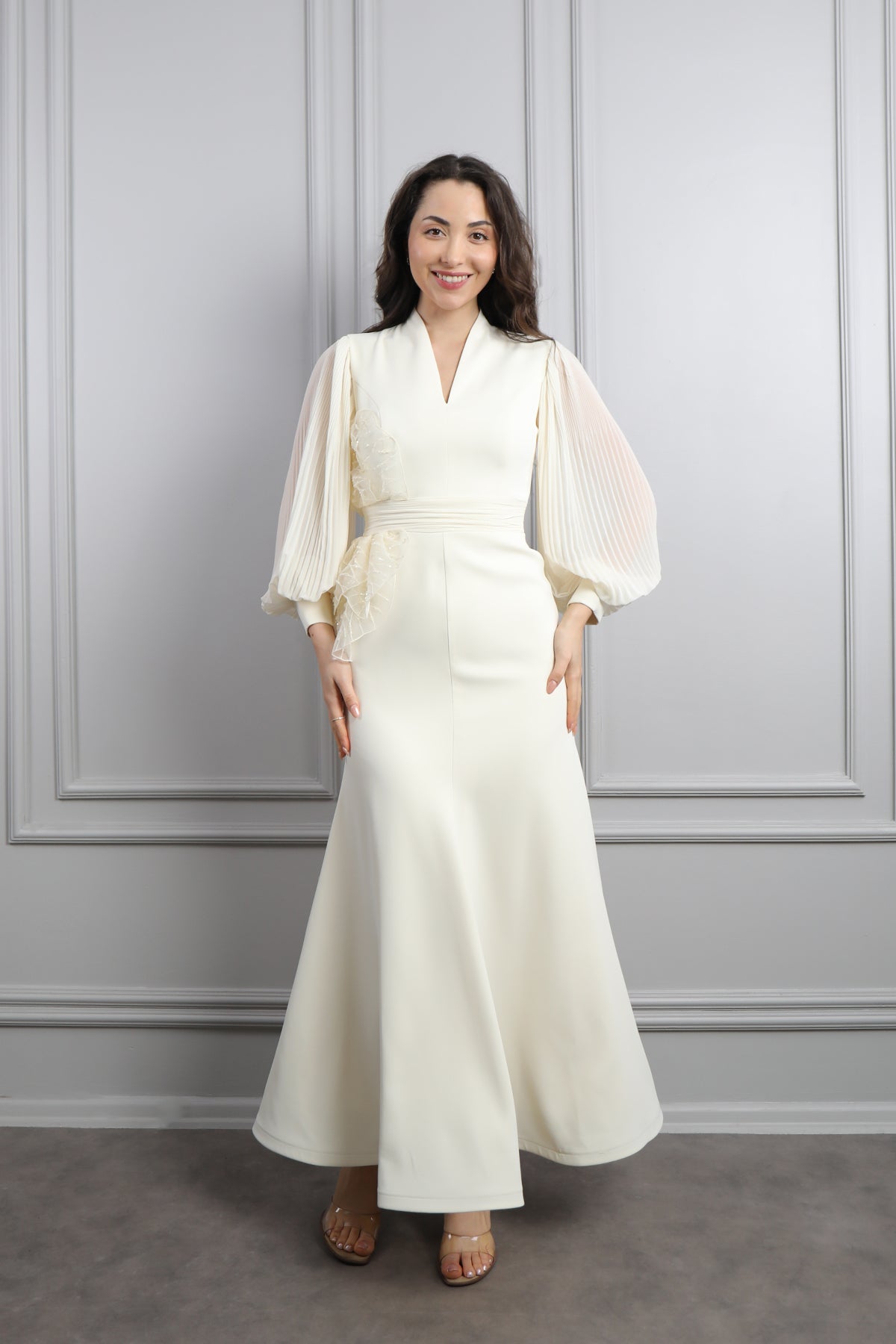 فستان بقصة سمكية باكمام واسعة شيفون وزينة جانبية -سكري