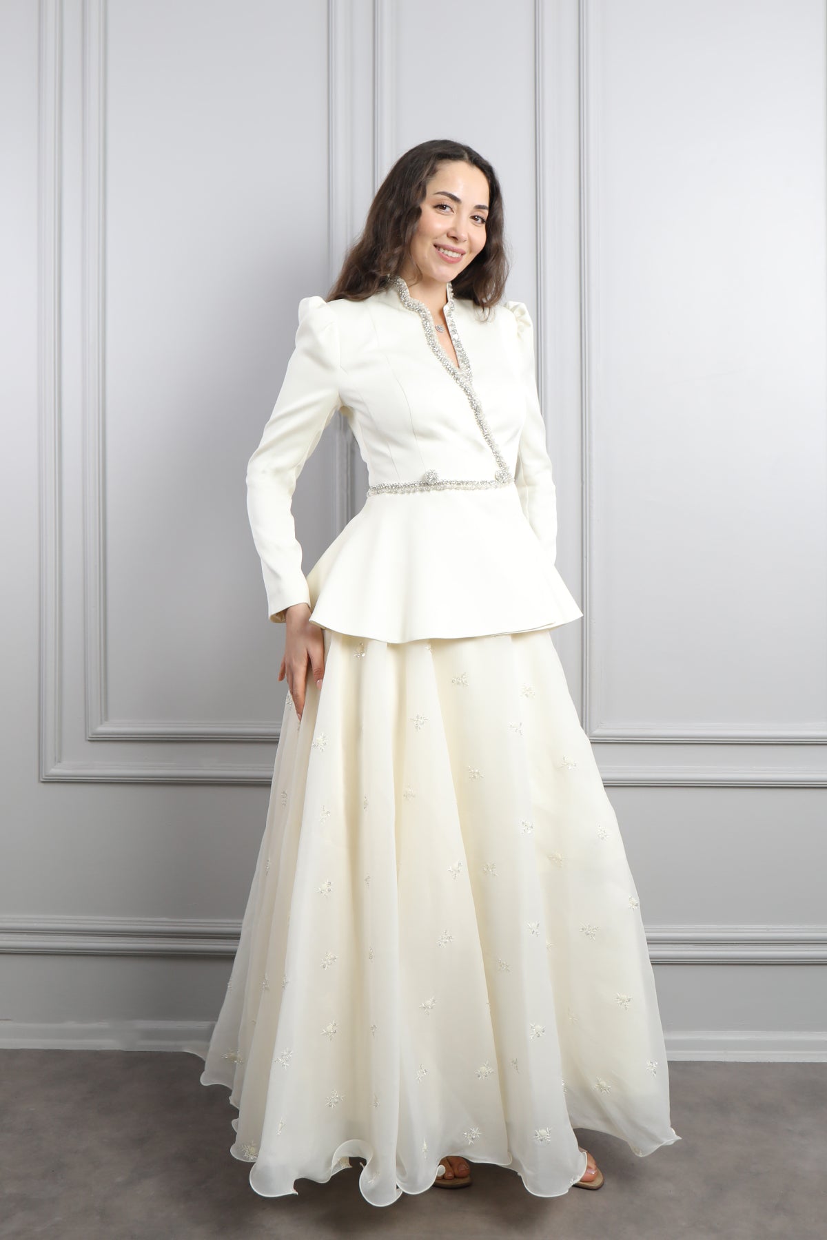 طقم تنورة مزين بتطريزات مع جاكيت مطرز بالفصوص -سكري