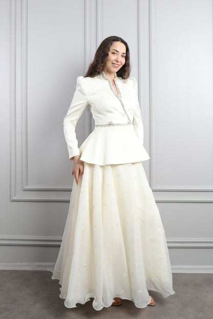 طقم تنورة مزين بتطريزات مع جاكيت مطرز بالفصوص -سكري