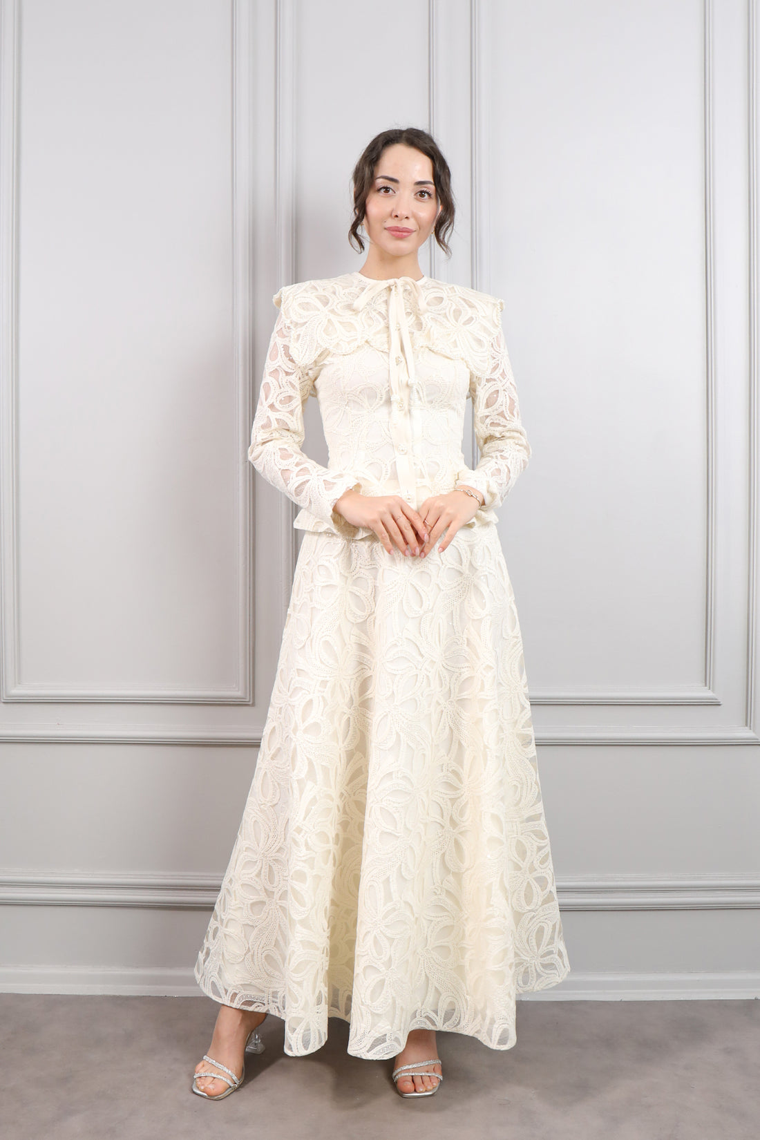 طقم تنورة وجاكيت بياقة اطفال بتطريز ورود -بيج