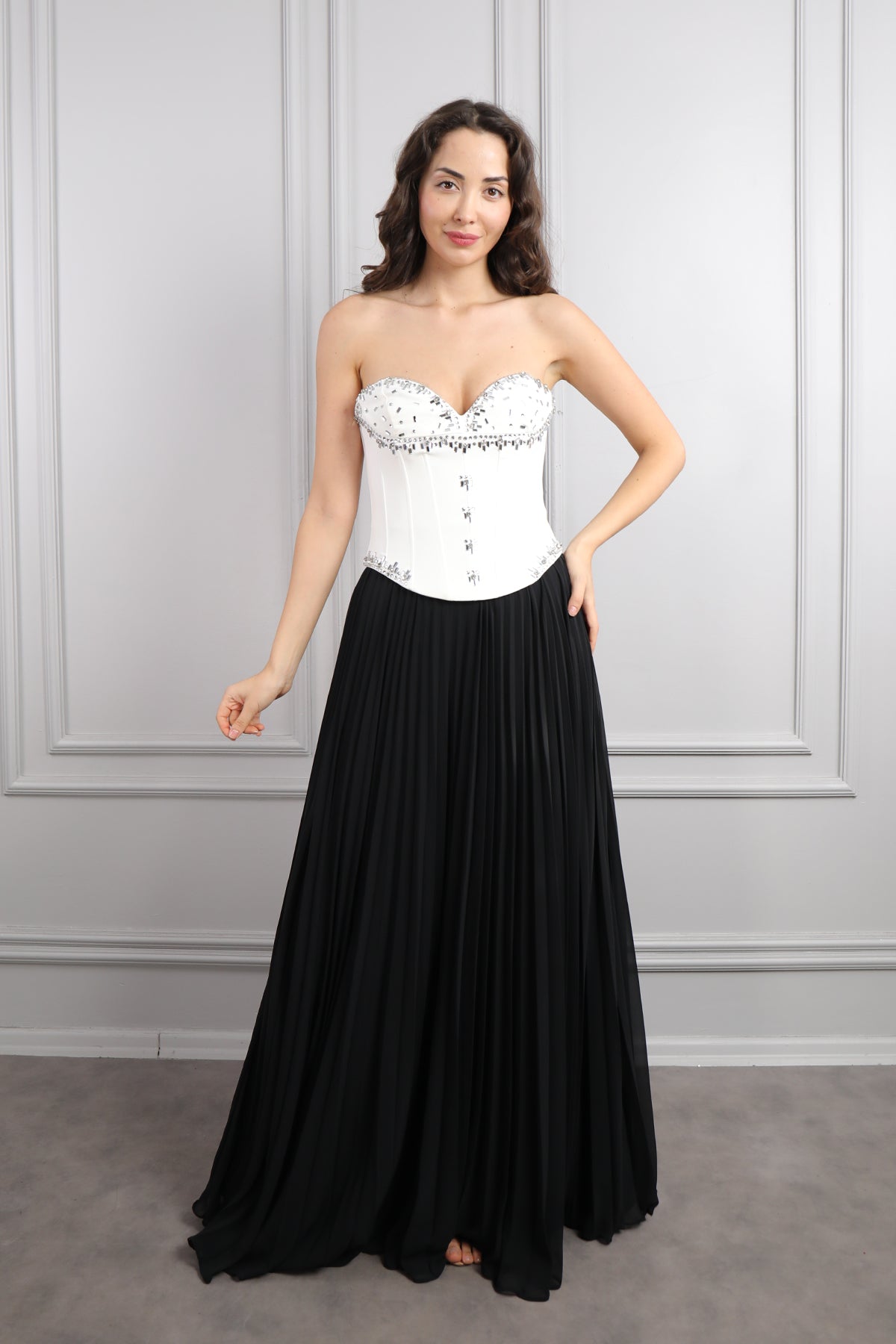 فستان سهرة سترابلس مطرز بالكريستالات بتنورة بتكسيرات -اسود وابيض