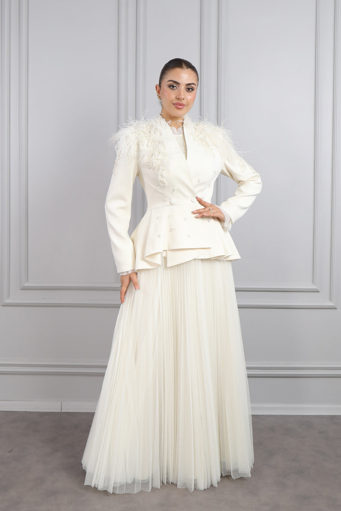 طقم فستان تول وجاكيت مزين بالريش في الاكتاف -سكري