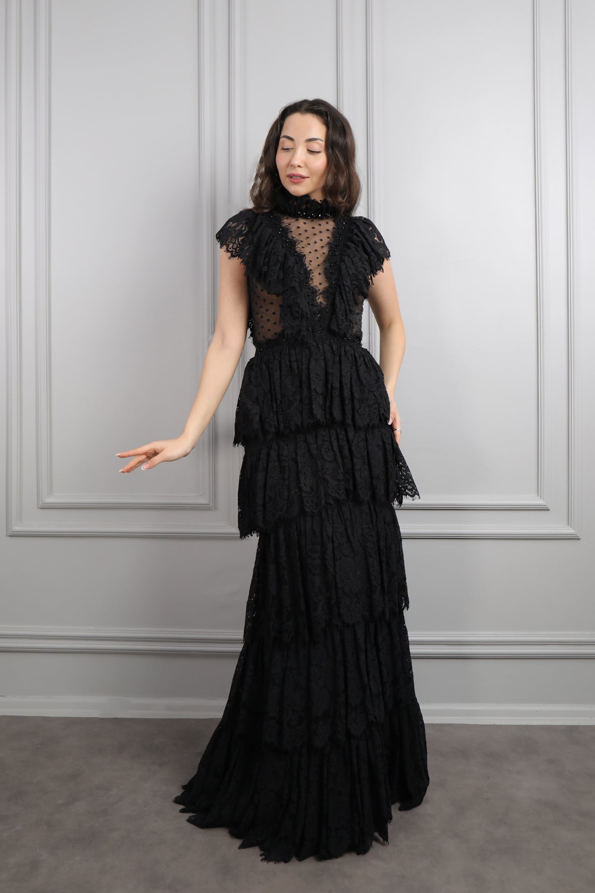 فستان سهرة خناقي بتصميم شفاف وكشكشة مع تطريزات خرزية -اسود