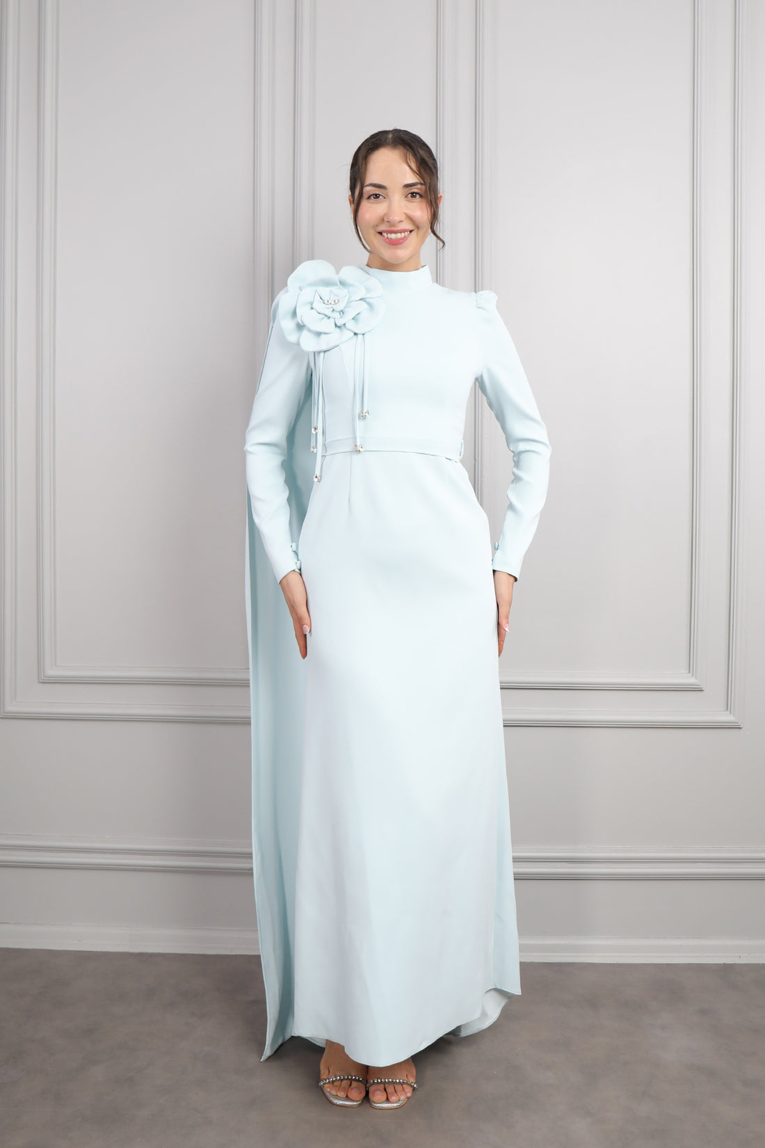 فستان سهر ة خناقي للمحجبات مزين بزهرة عالكتف -سماوي