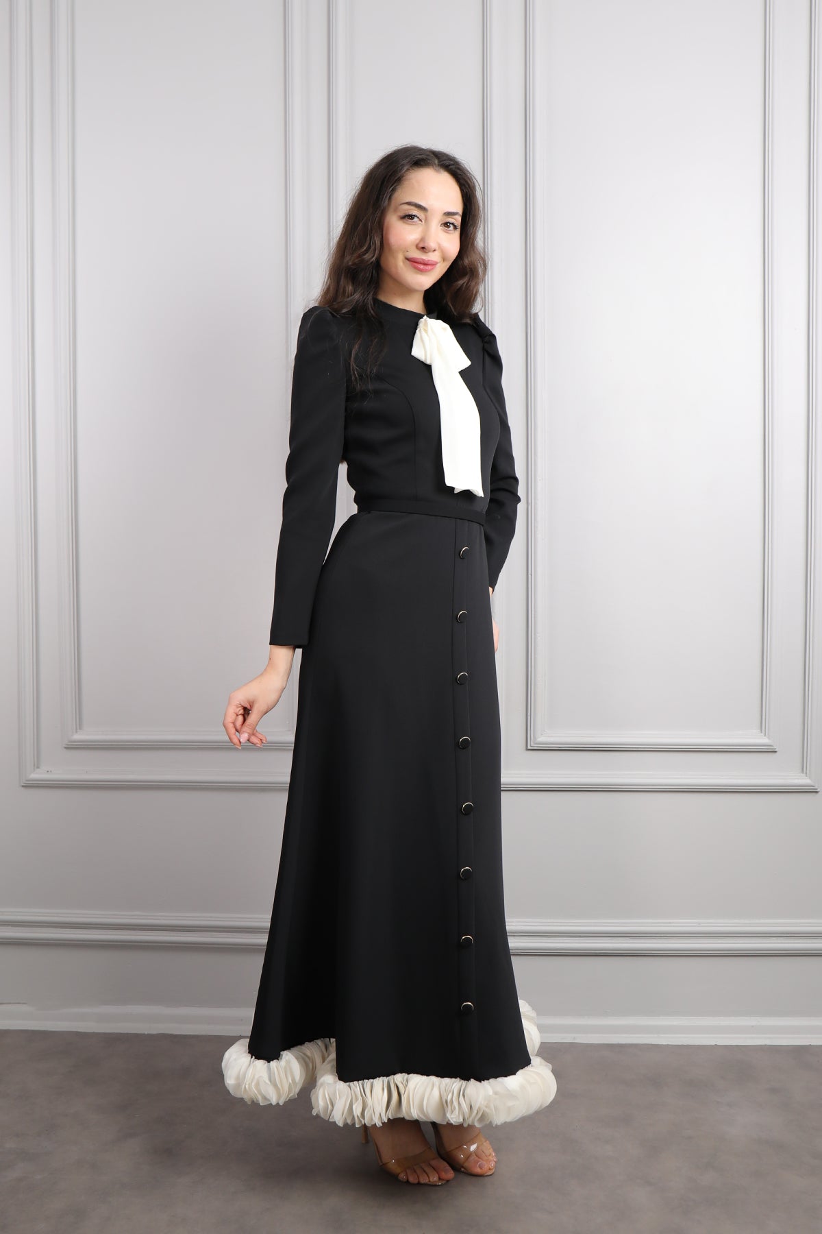 فستان بياقة تنربط وزينة ازرار وتفاصيل كشكشة -اسود