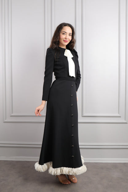 فستان بياقة تنربط وزينة ازرار وتفاصيل كشكشة -اسود