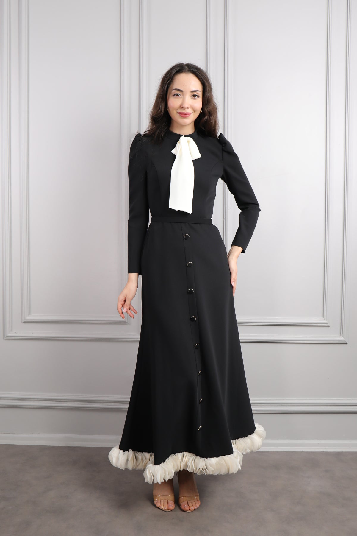 فستان بياقة تنربط وزينة ازرار وتفاصيل كشكشة -اسود