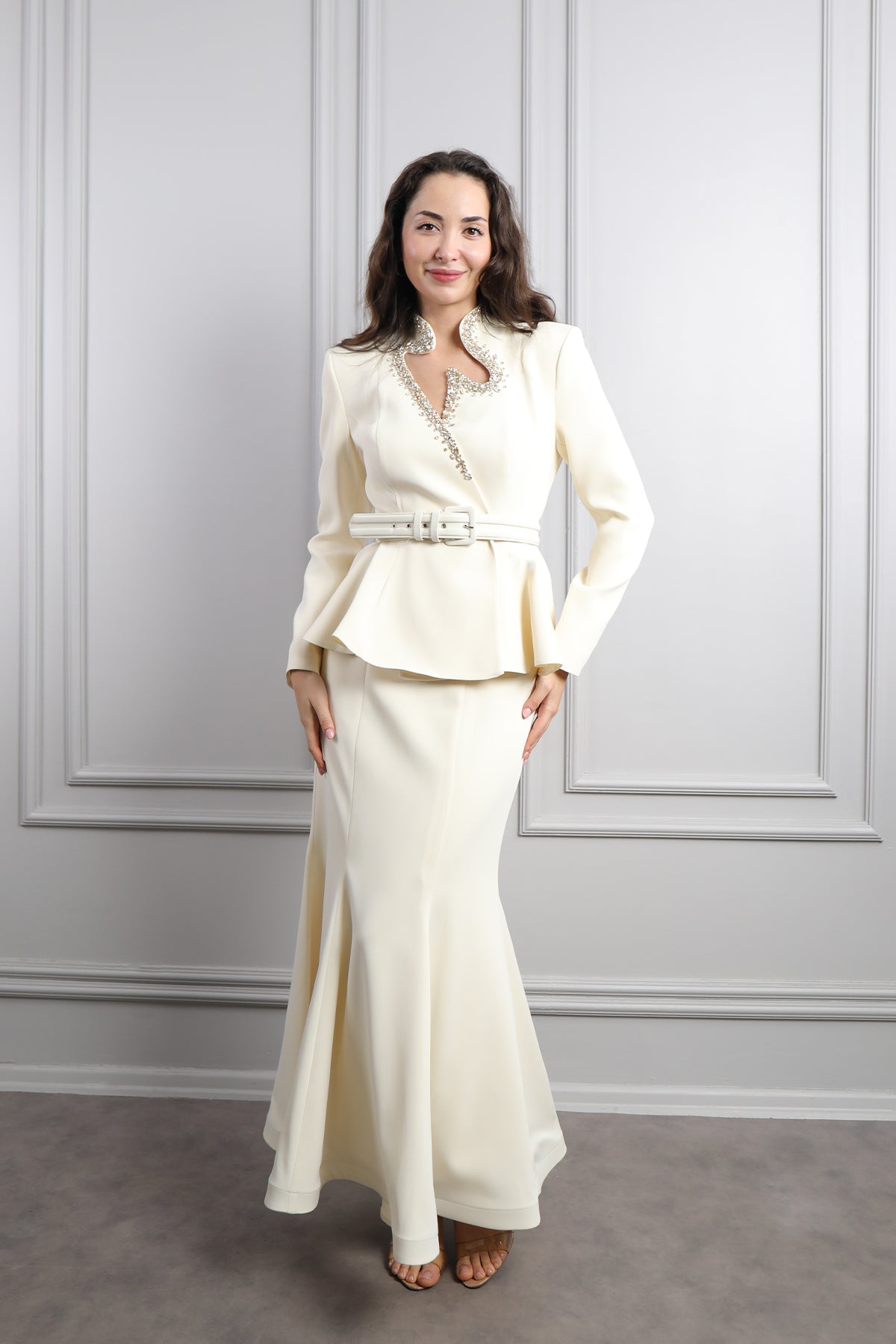 طقم تنورة وجاكيت بتطريزات كريستالية وحزام عالخصر -سكري