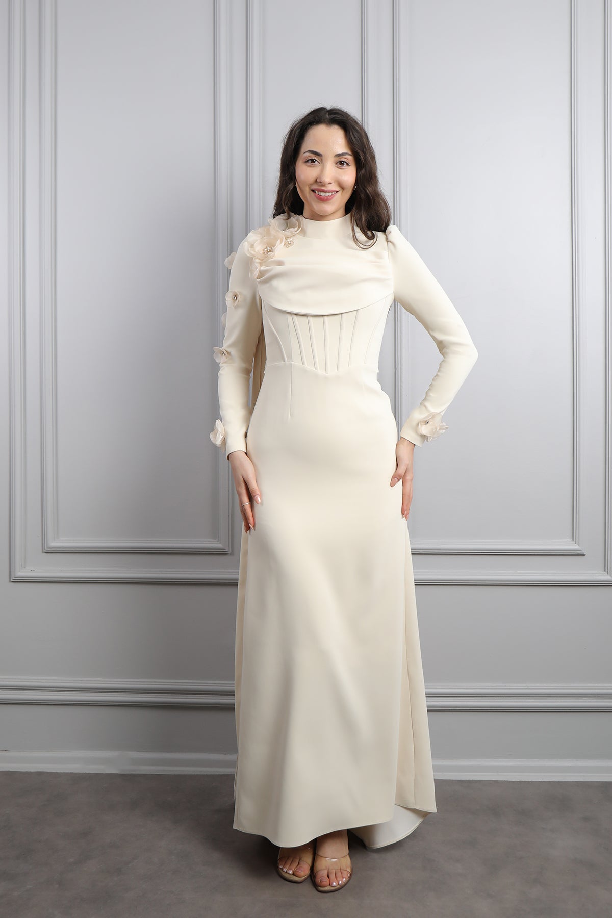 فستان سهرة للمحجبات بتصميم كورسيه وزينة ورود مع تفصيل كايب من الكتف -بيج