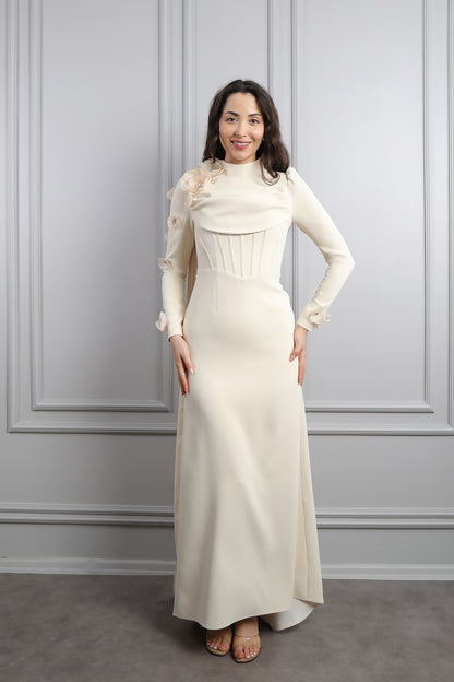 فستان سهرة للمحجبات بتصميم كورسيه وزينة ورود مع تفصيل كايب من الكتف -بيج