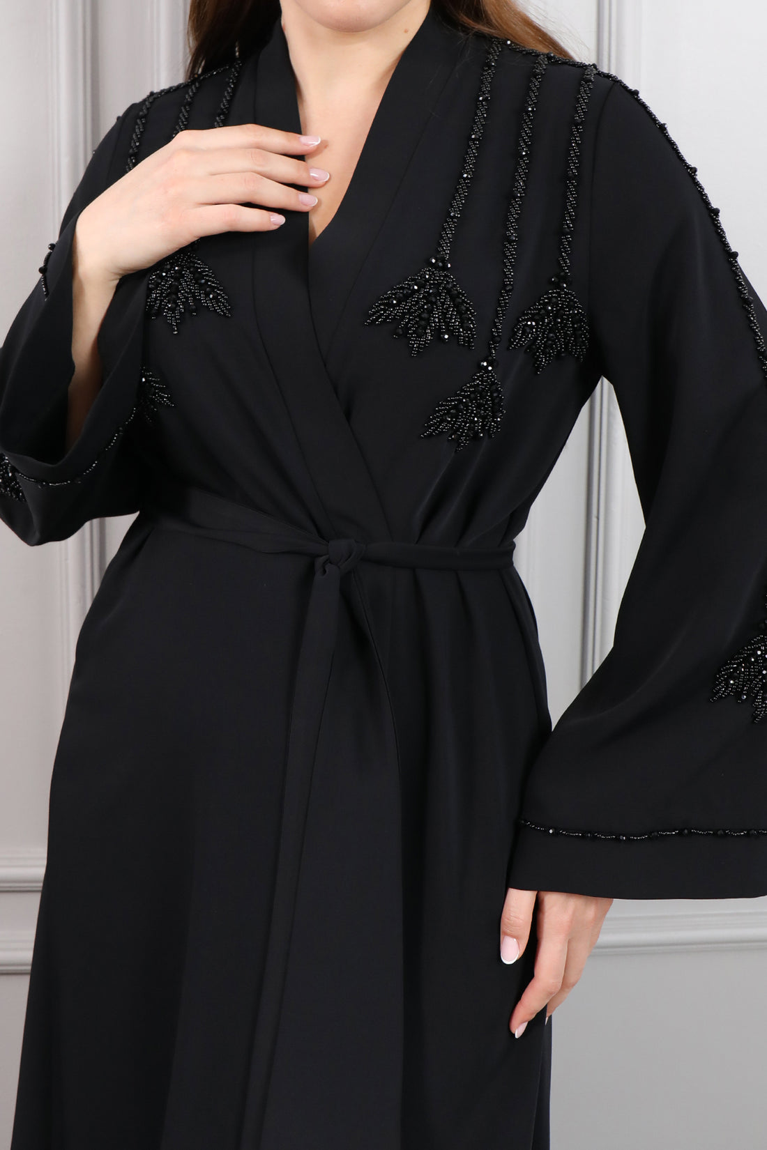 عباية بتطريزات خرز وحزام عالخصر -اسود