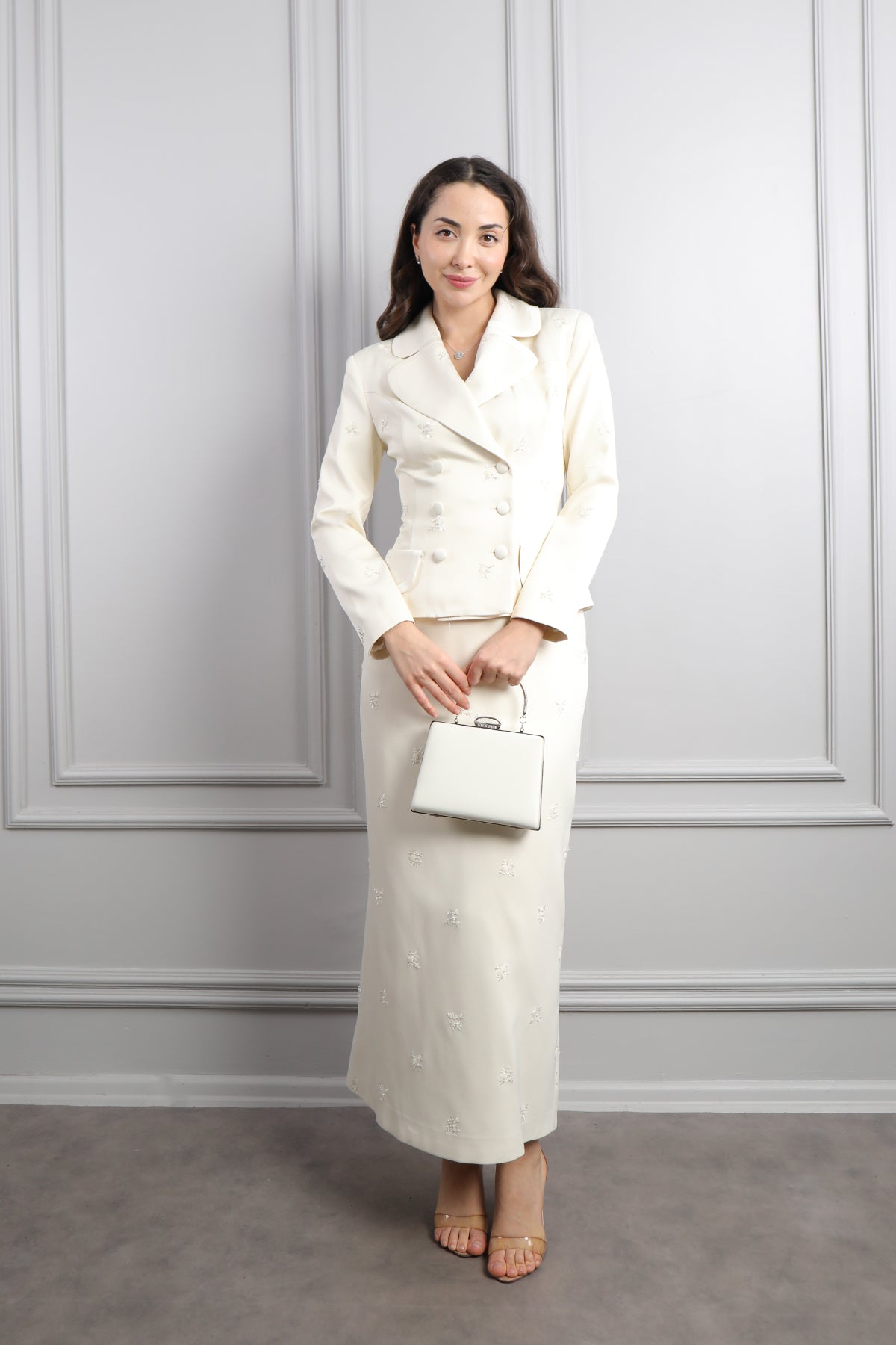 طقم تنورة وجاكيت مطرز بالفصوص مع اكسسوار حقيبة -سكري