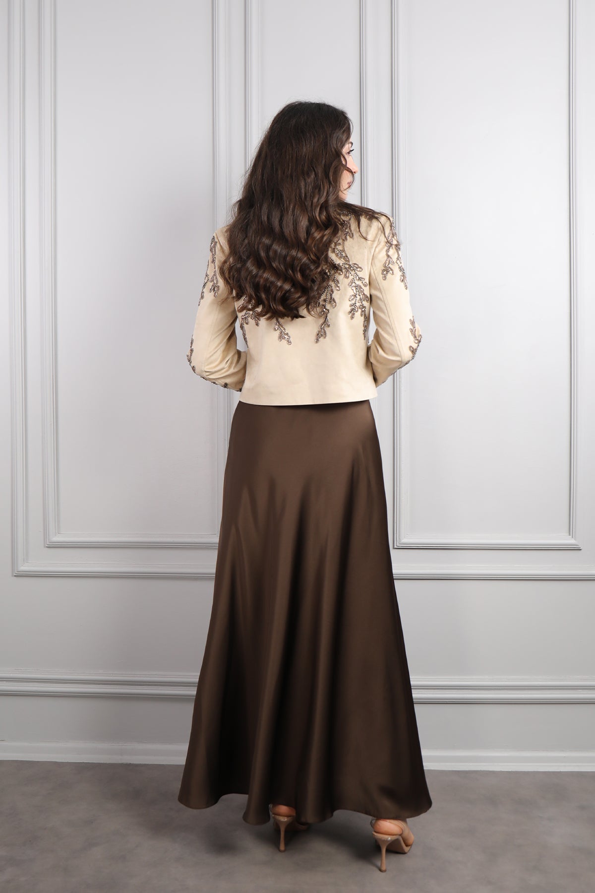 طقم تنورة ساتان وجاكيت بتطريزات خرزية -بيج