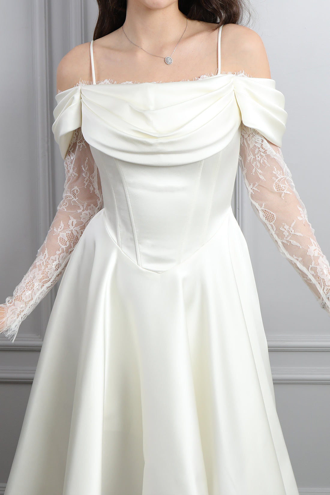 فستان سهرة ميدي ساتان مكشوف الاكتاف باكمام دانتيلية -سكري