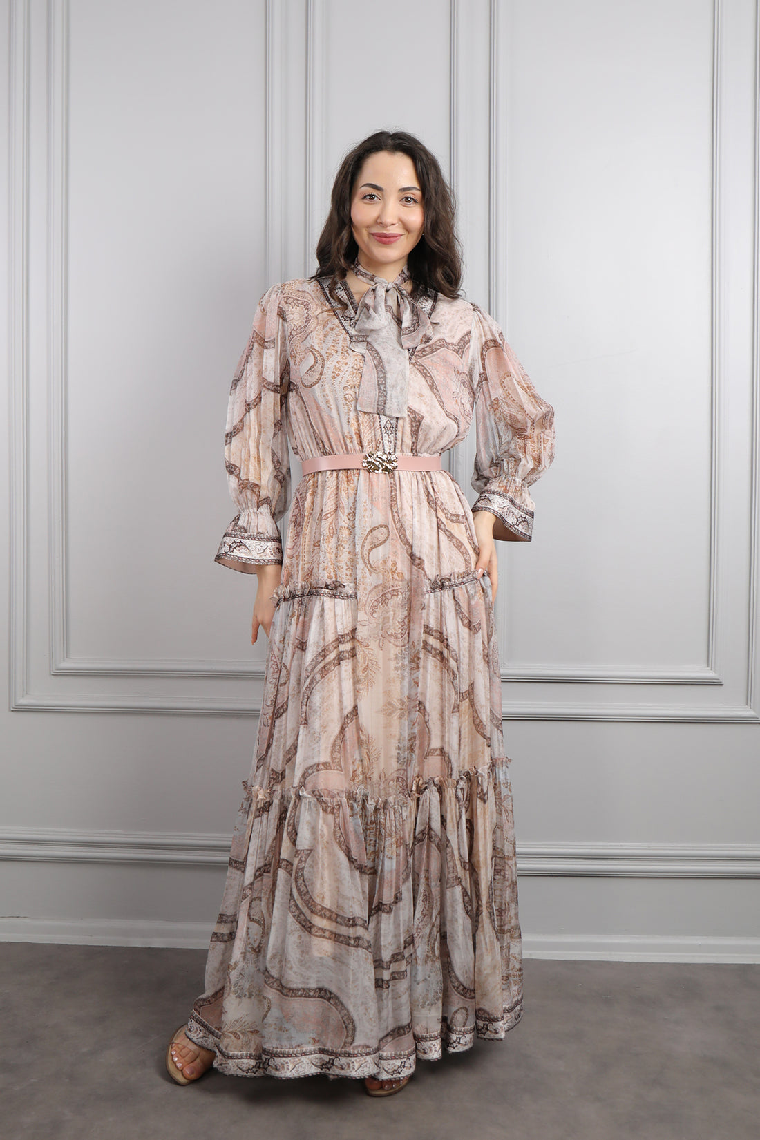 فستان شيفون بتفاصيل كشكشة وياقة تنربط مع حزام عالخصر -بني