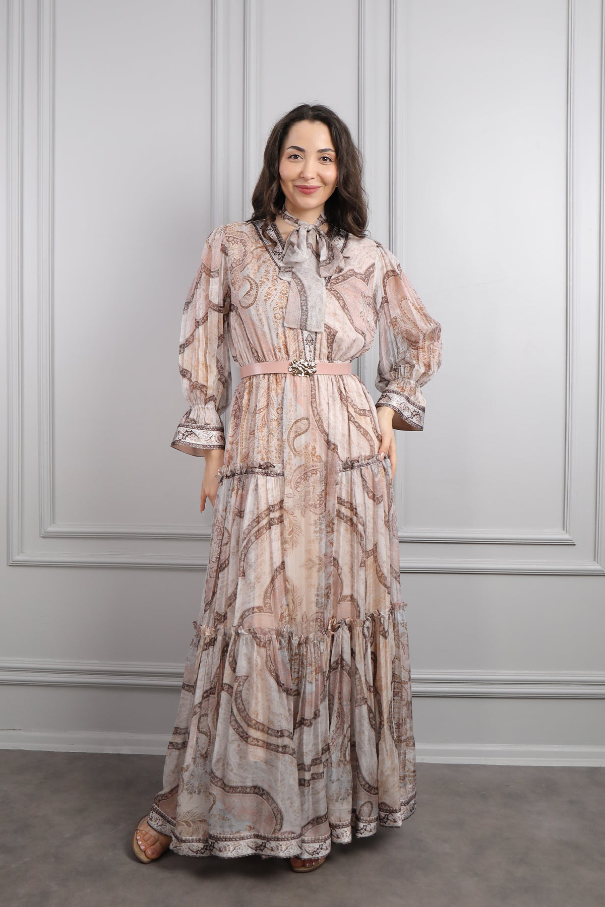 فستان شيفون بتفاصيل كشكشة وياقة تنربط مع حزام عالخصر -بني