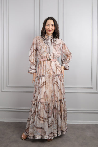 فستان شيفون بتفاصيل كشكشة وياقة تنربط مع حزام عالخصر -بني