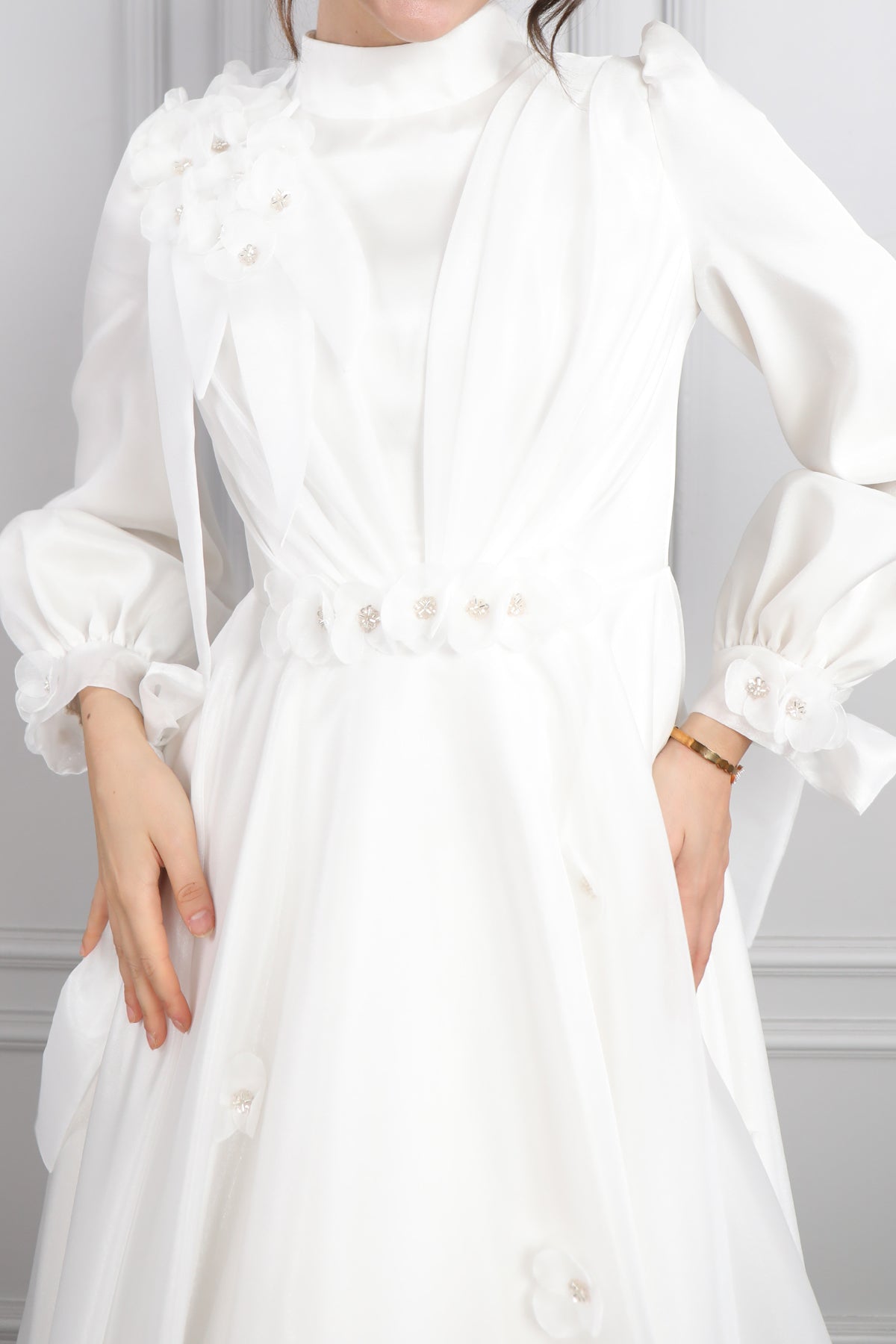 فستان سهرة شيفون للمحجبات باكمام بالون وتطريزات لامعة -ابيض