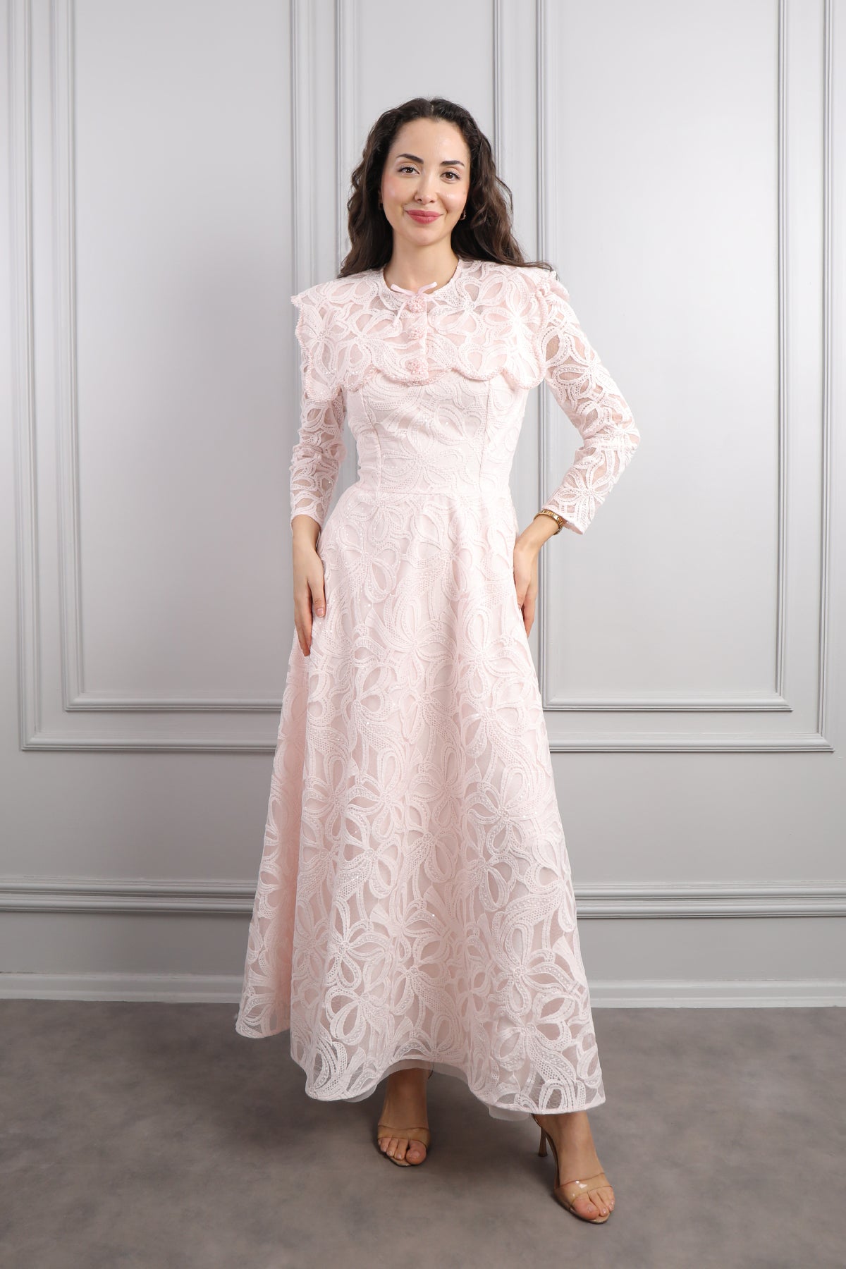 فستان ميدي بتفاصيل دانتيلية بياقة اطفال مزين بازرار خرزية -بمبي