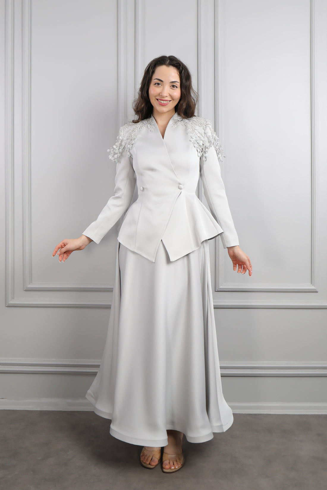 طقم تنورة ساتان وجاكيت مزين بورود عالاكتاف -رمادي