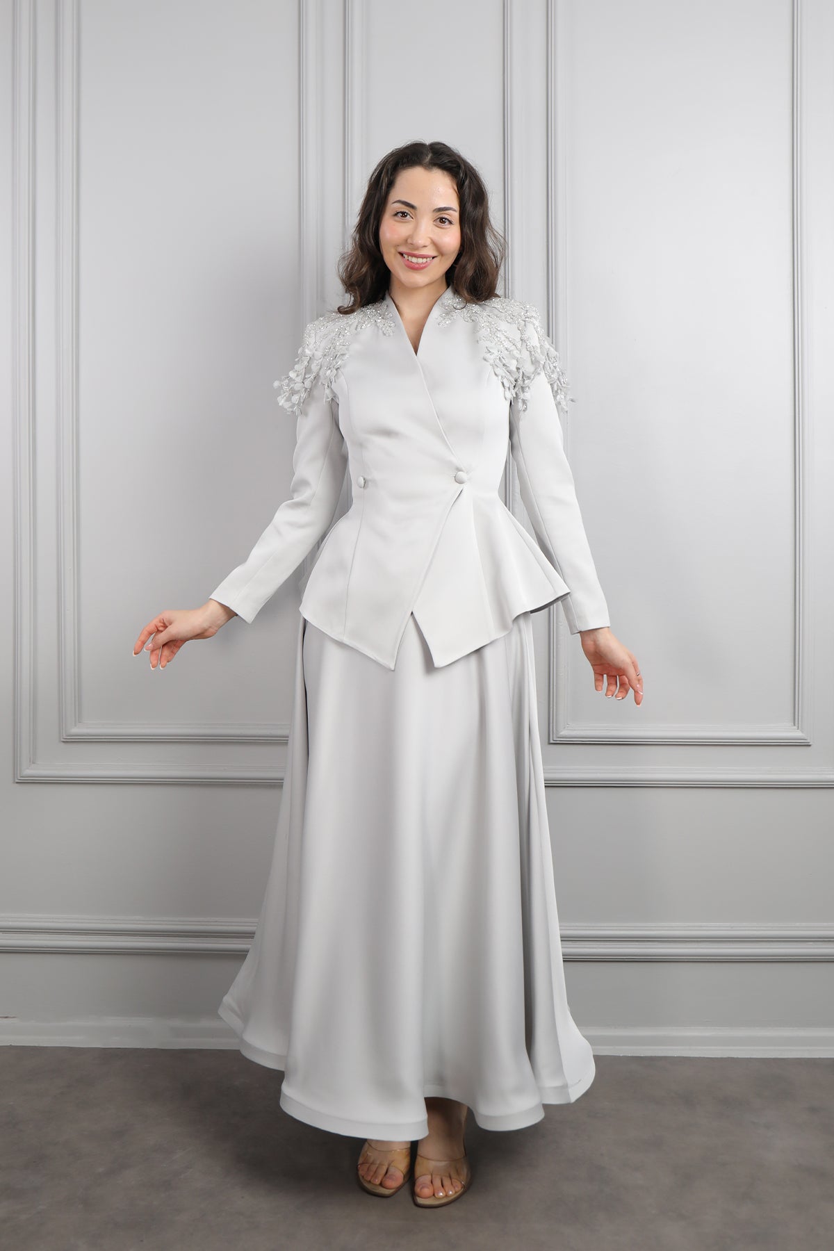 طقم تنورة ساتان وجاكيت مزين بورود عالاكتاف -رمادي