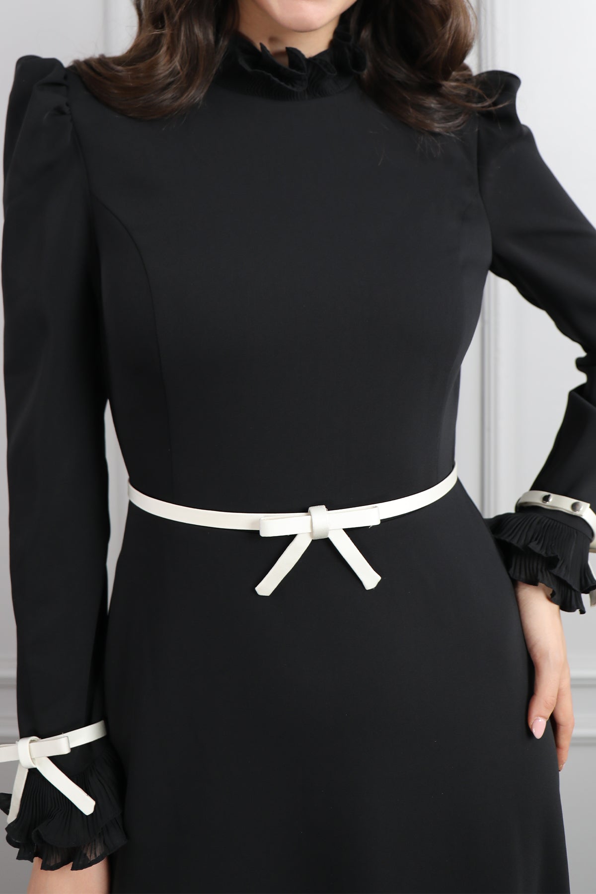 فستان ساتر بتفاصيل كشكشة وحزام فيونكة -اسود