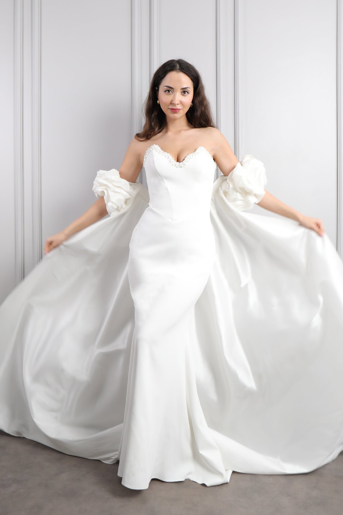 فستانى سهرة سترابلس بتطريزات خرزية وذيل طويل -ابيض