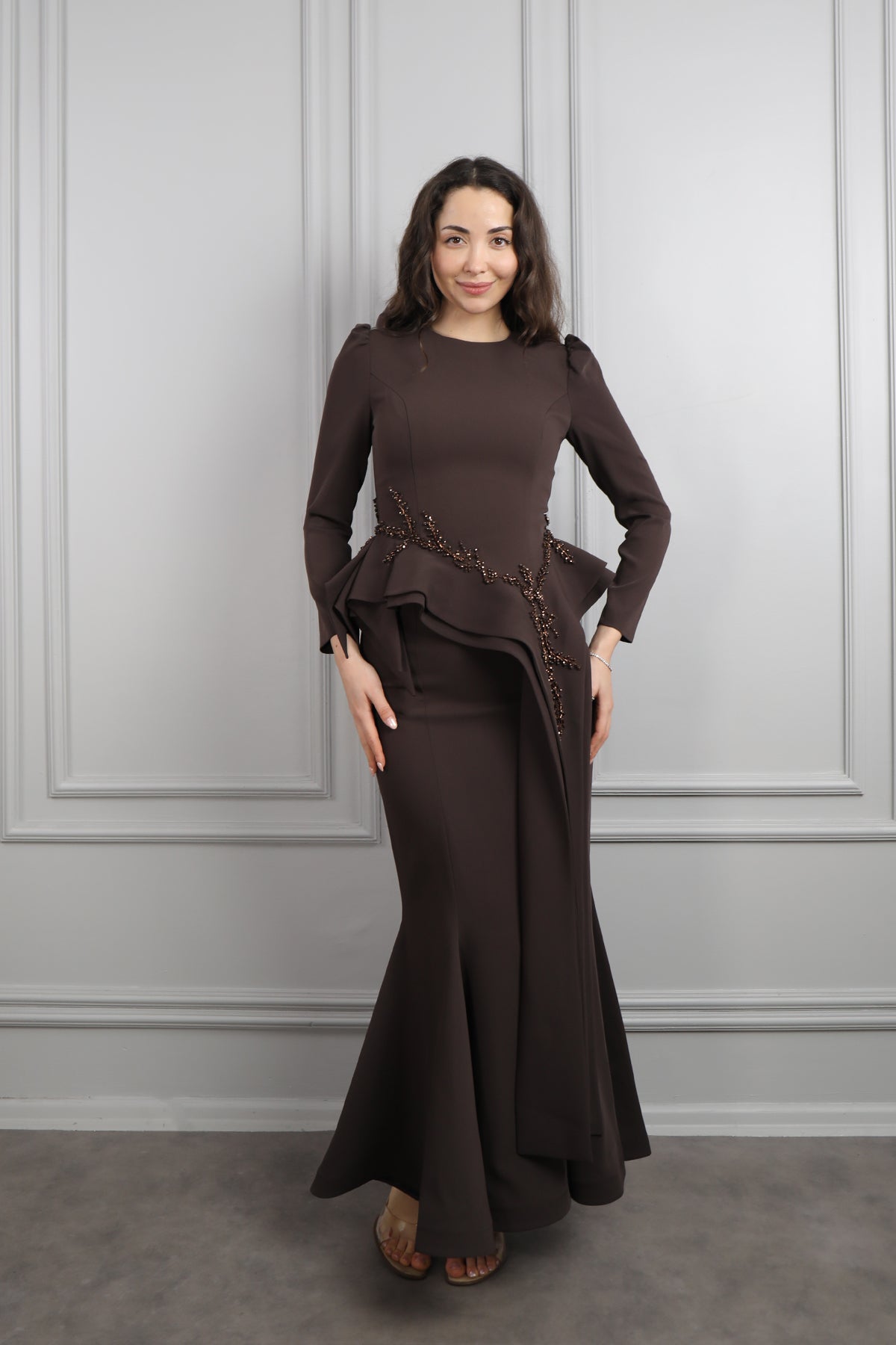 طقم تنورة وتوب مزين بالخرز بتفصيل ذيل من الخصر -بني