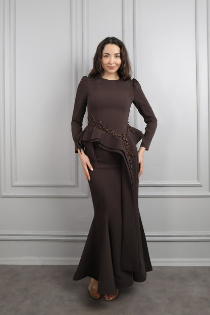 طقم تنورة وتوب مزين بالخرز بتفصيل ذيل من الخصر -بني