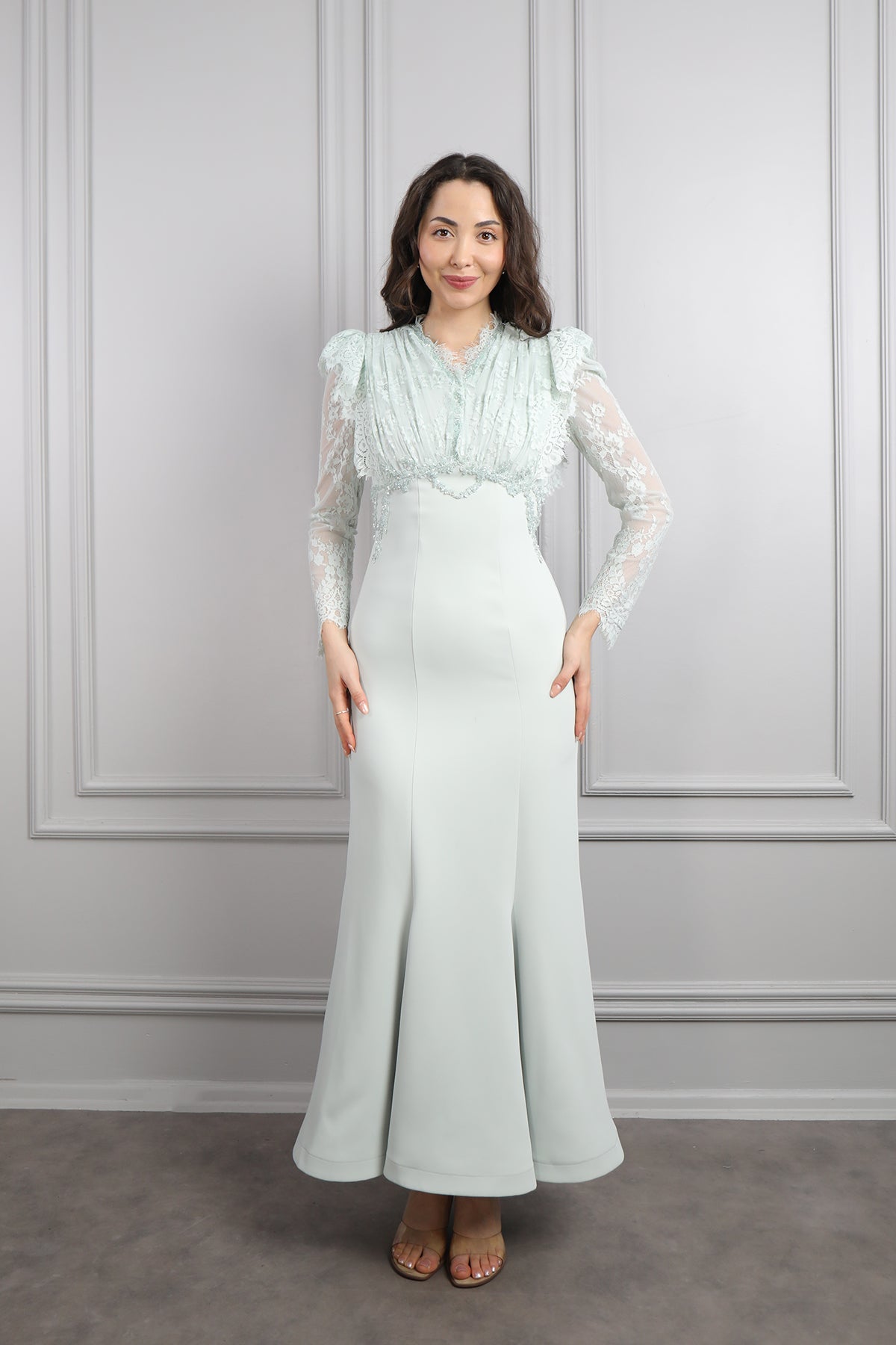 فستان مصمم بتفاصيل دانتيلية وتطريزات خرزية -نعناعي