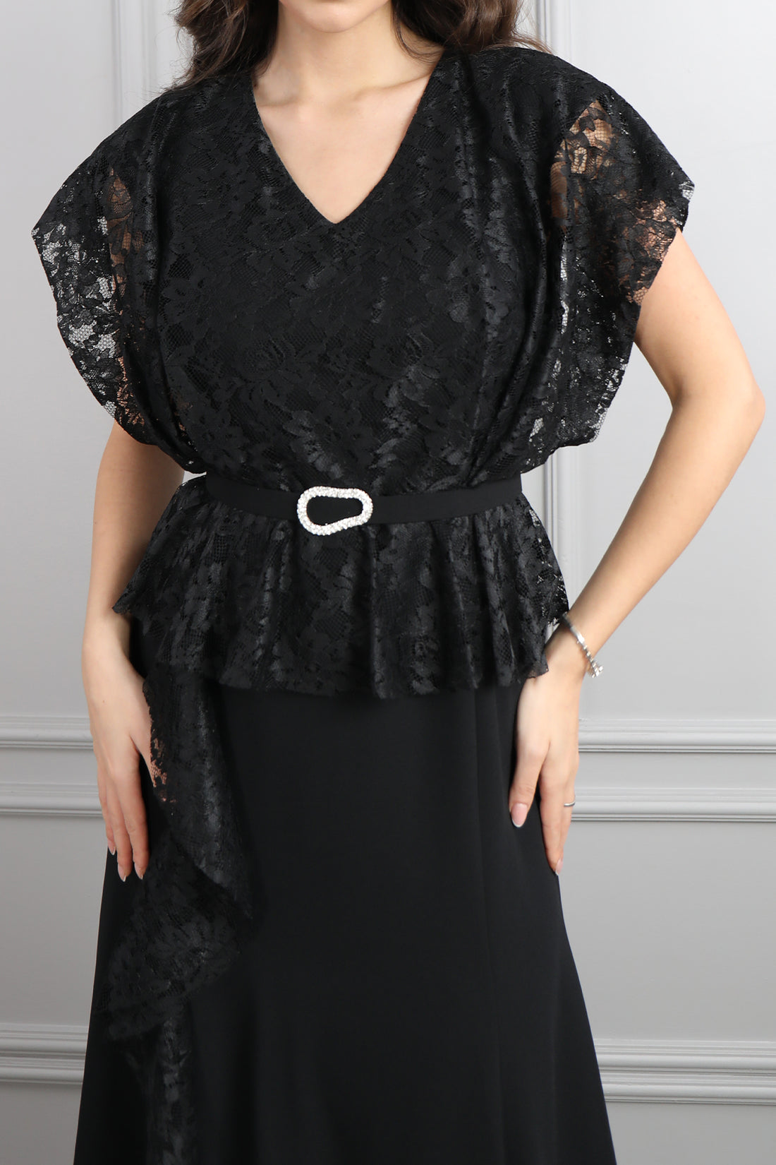 فستان بتفاصيل دانتيلية باكمام واسعة مقاس كبير -اسود