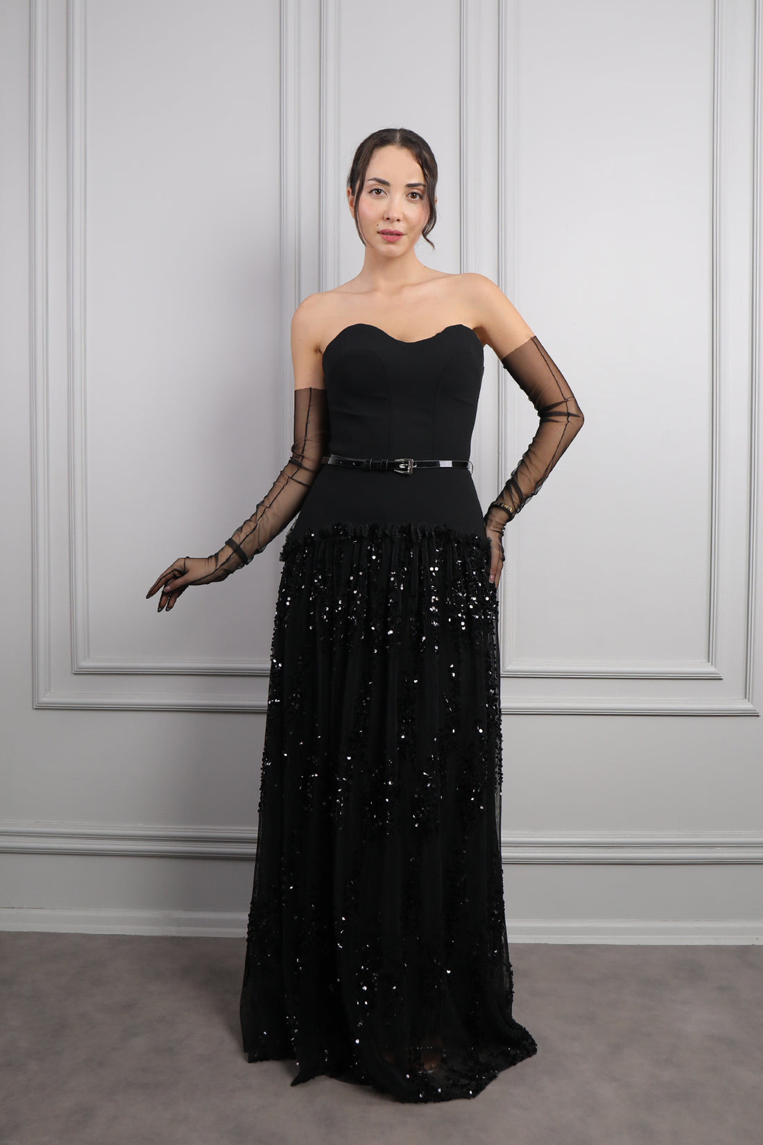 فستان سهرة سترابلس بتطريزات لامعة وقفازات -اسود