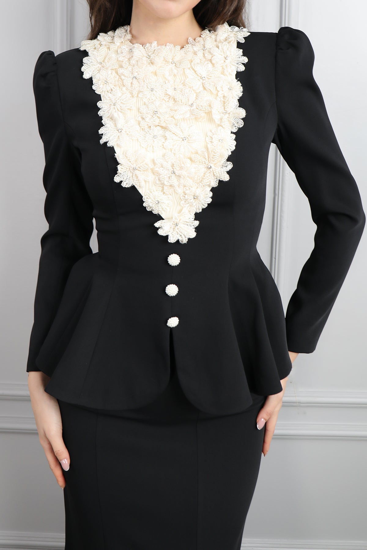 طقم تنورة وتوب رسمي مزين بالورود في الياقة -اسود