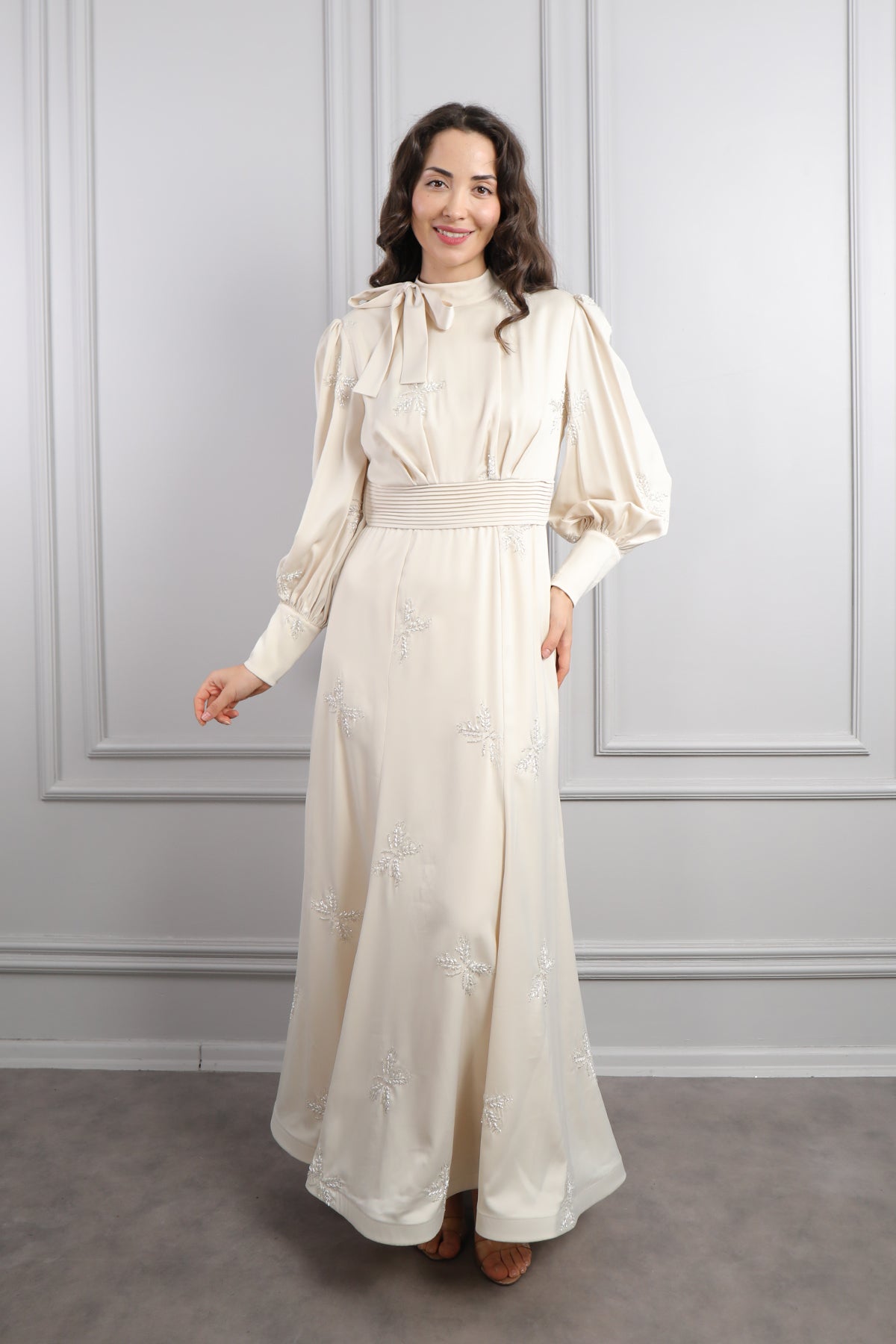 فستان ساتان خناقي بنقشات لامعة وفيونكة عالياقة -بيج