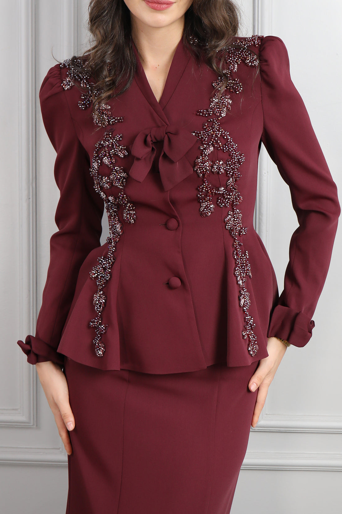 طقم تنورة وجاكيت بزينة فيونكة وتطريزات خرزية -عودي