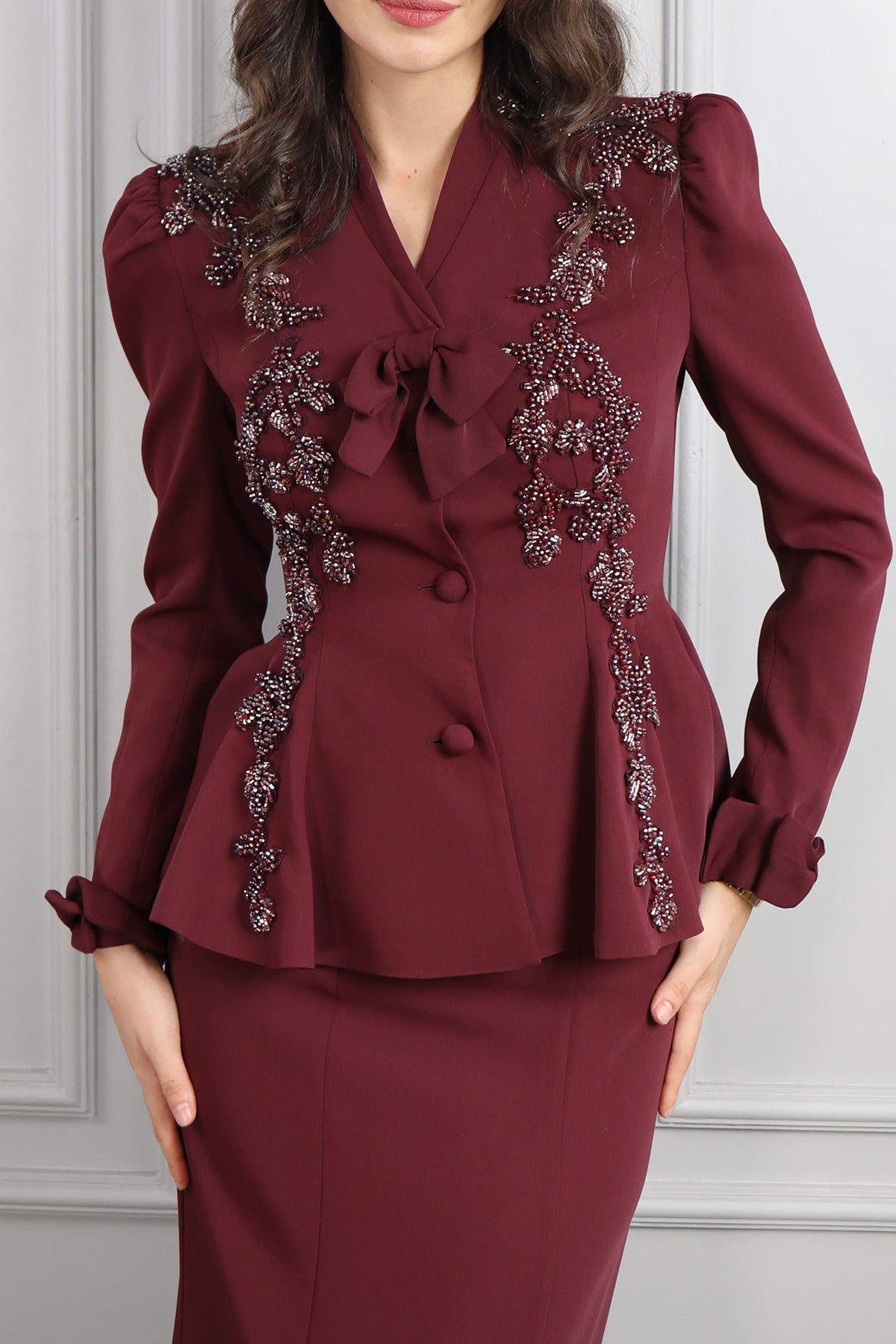 طقم تنورة وجاكيت بزينة فيونكة وتطريزات خرزية -عودي