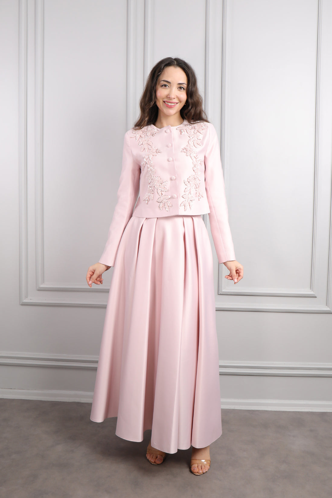 طقم تنورة وجاكيت بتطريزات خرزية -بمبي