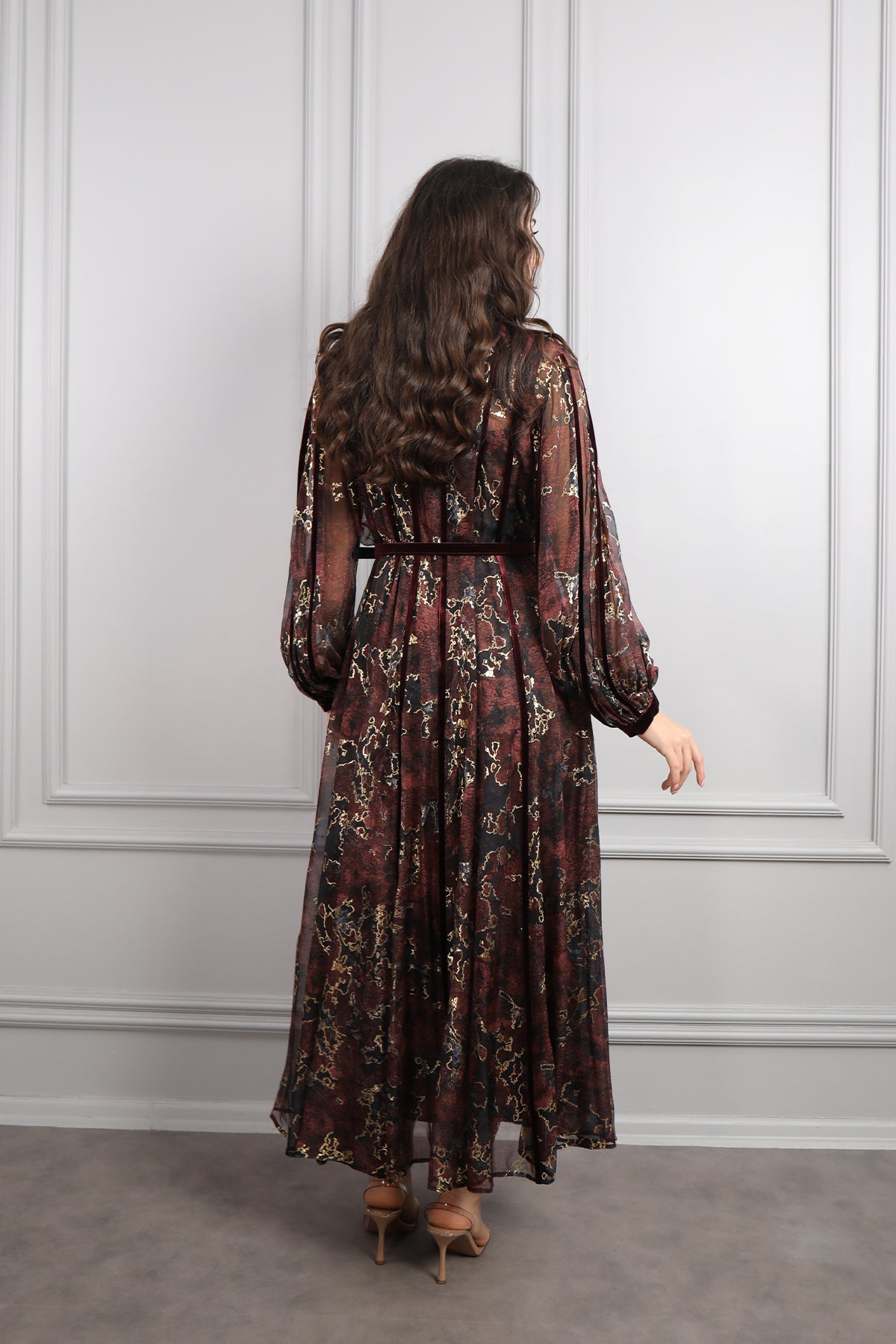 فستان شيفون بزخرفات ذهبية وتفاصيل مخملية مقاس كبير -عودي