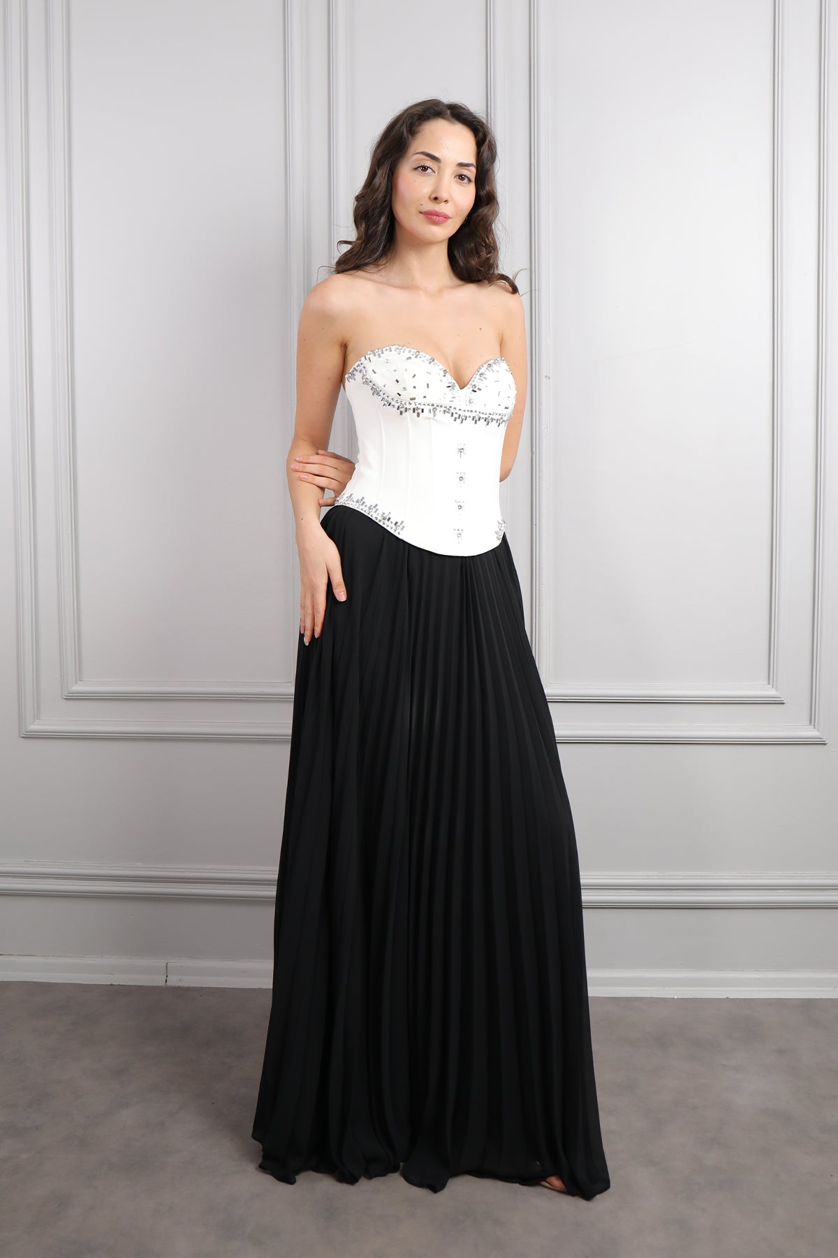 فستان سهرة سترابلس مطرز بالكريستالات بتنورة بتكسيرات -اسود وابيض