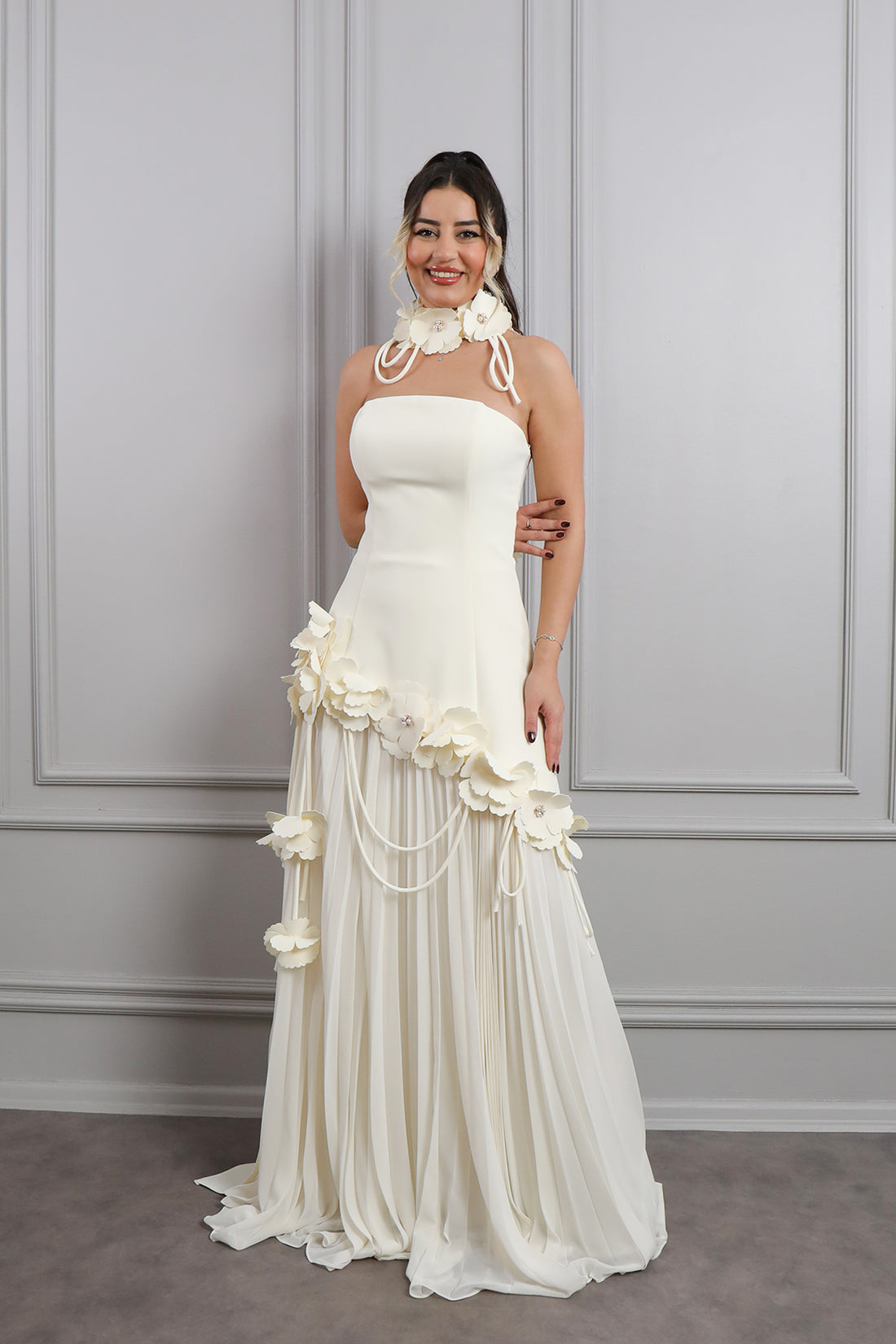 فستان سهرة سترابلس مزين بالورود بتنورة مكسرة -سكري