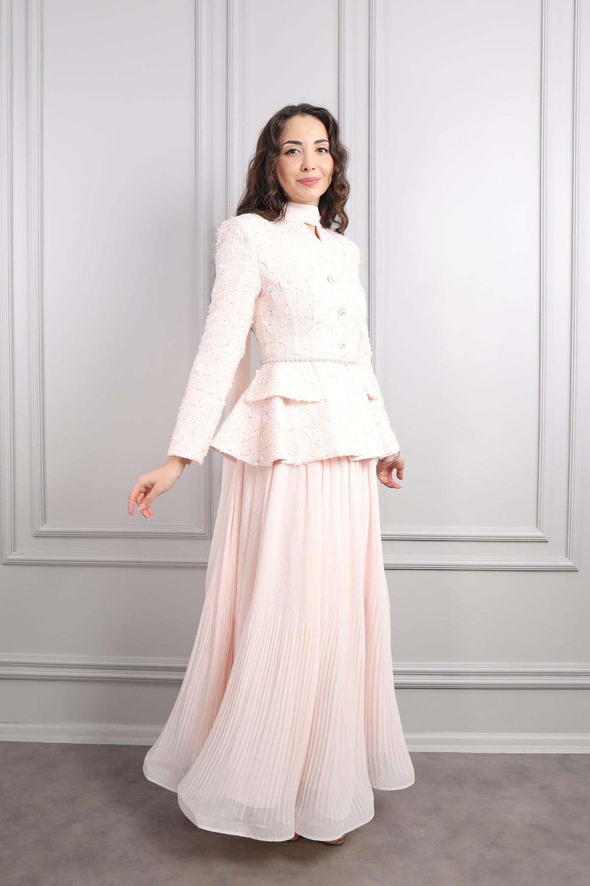 طقم تنورة وجاكيت لامع بحزام لؤلؤي ووشاح -بمبي