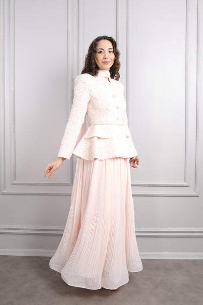 طقم تنورة وجاكيت لامع بحزام لؤلؤي ووشاح -بمبي