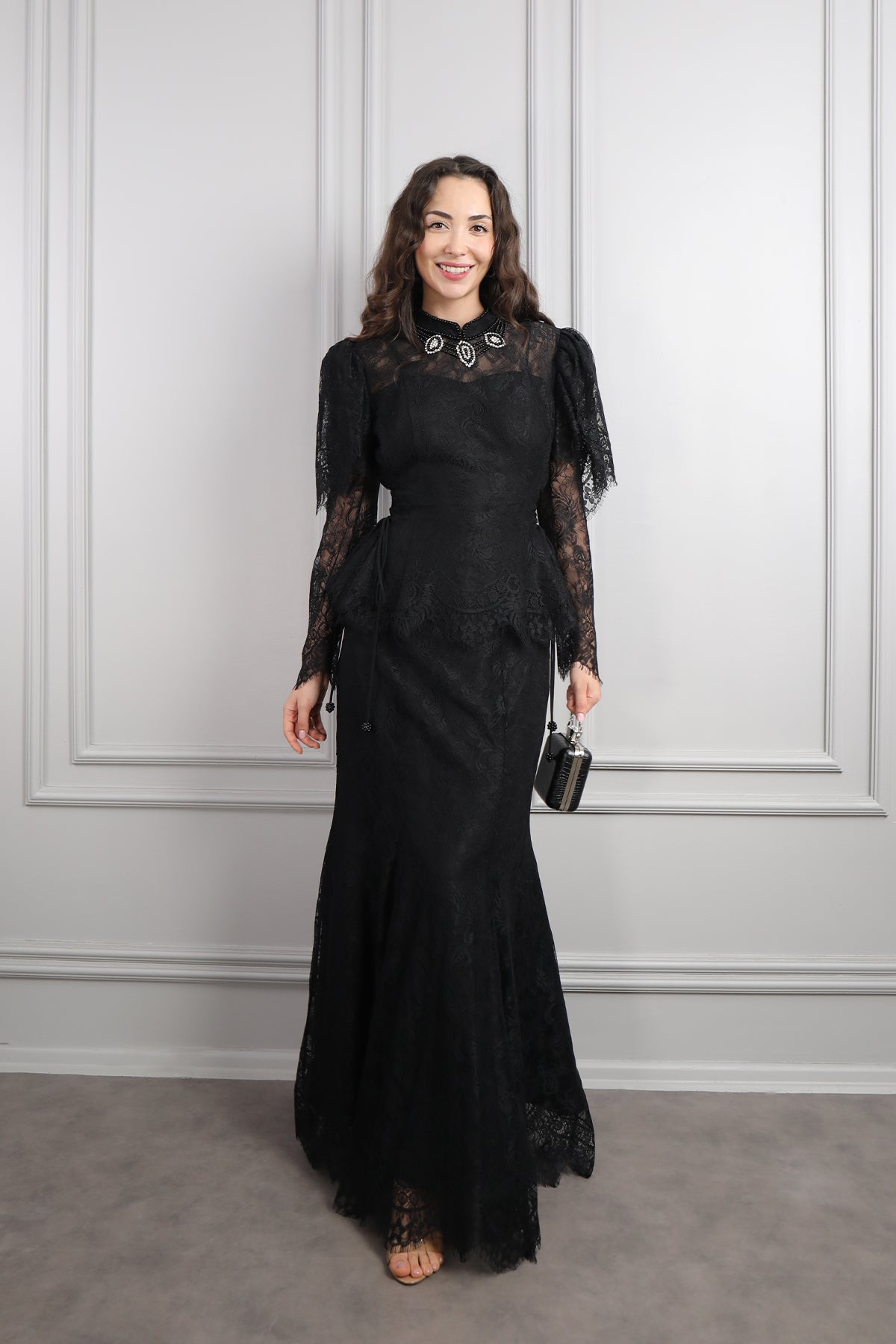 طقم دانتيل خناقي بتطريزات خرزية واكمام شفافة -اسود