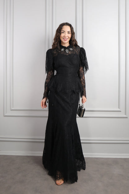 طقم دانتيل خناقي بتطريزات خرزية واكمام شفافة -اسود