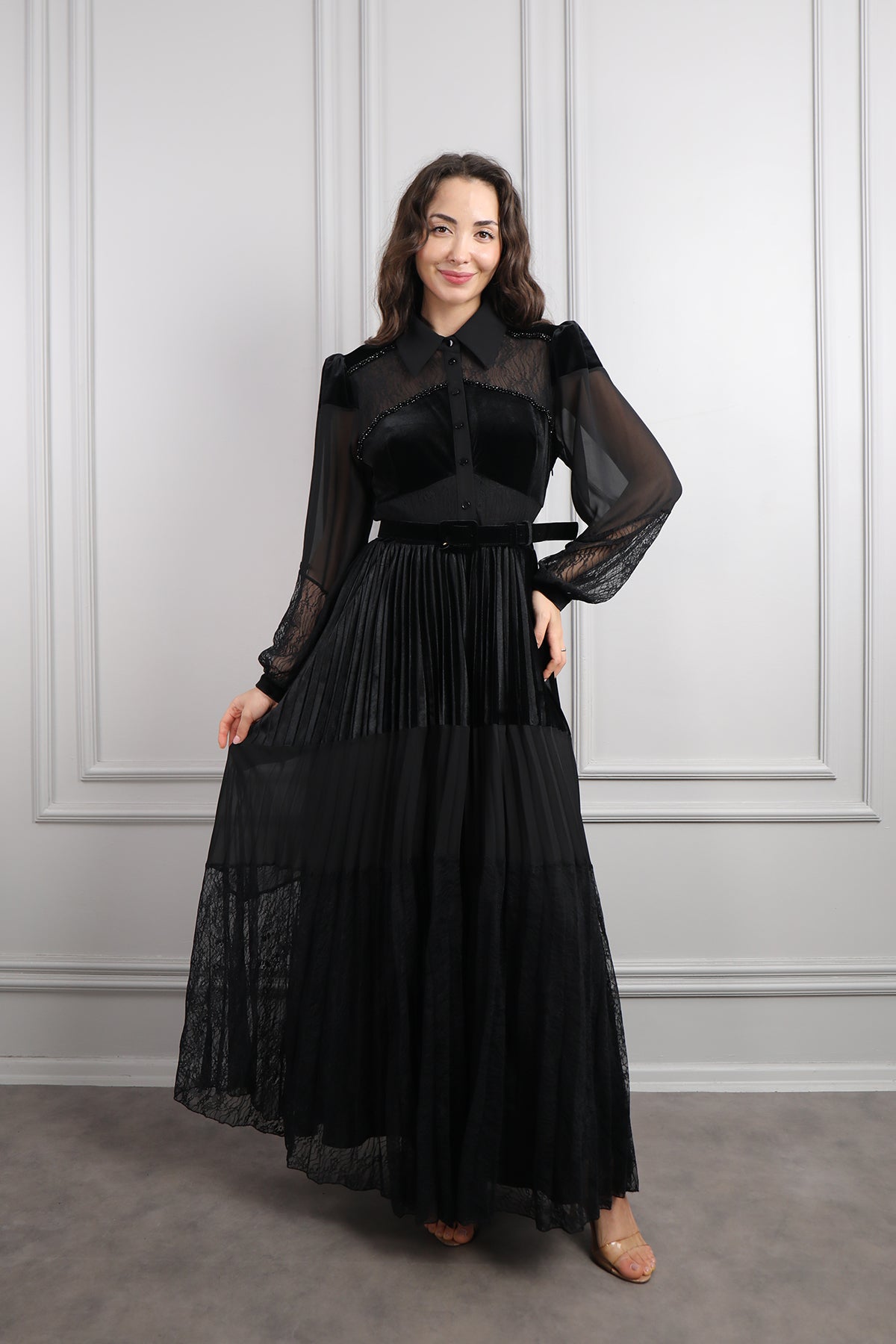 فستان بياقة قميص بتفاصيل مخملية وتطريزات خرزية مقاس كبير -اسود