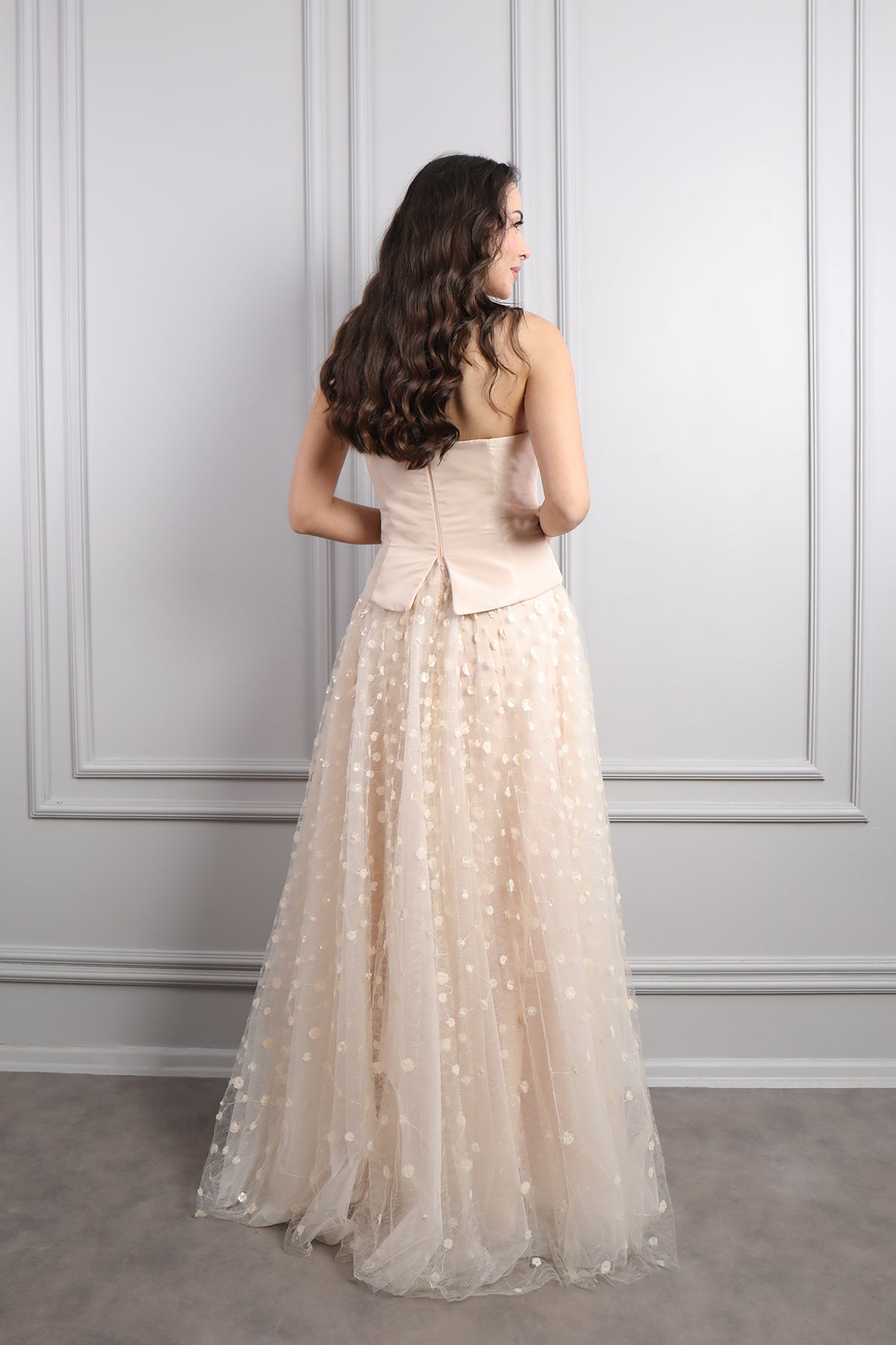 فستان سهرة سترابلس بتنورة تول وشال طويل -بيج