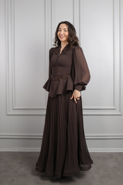 طقم تنورة بتكسيرات وتوب مزين بازرار وتطريزات خرزية -بني