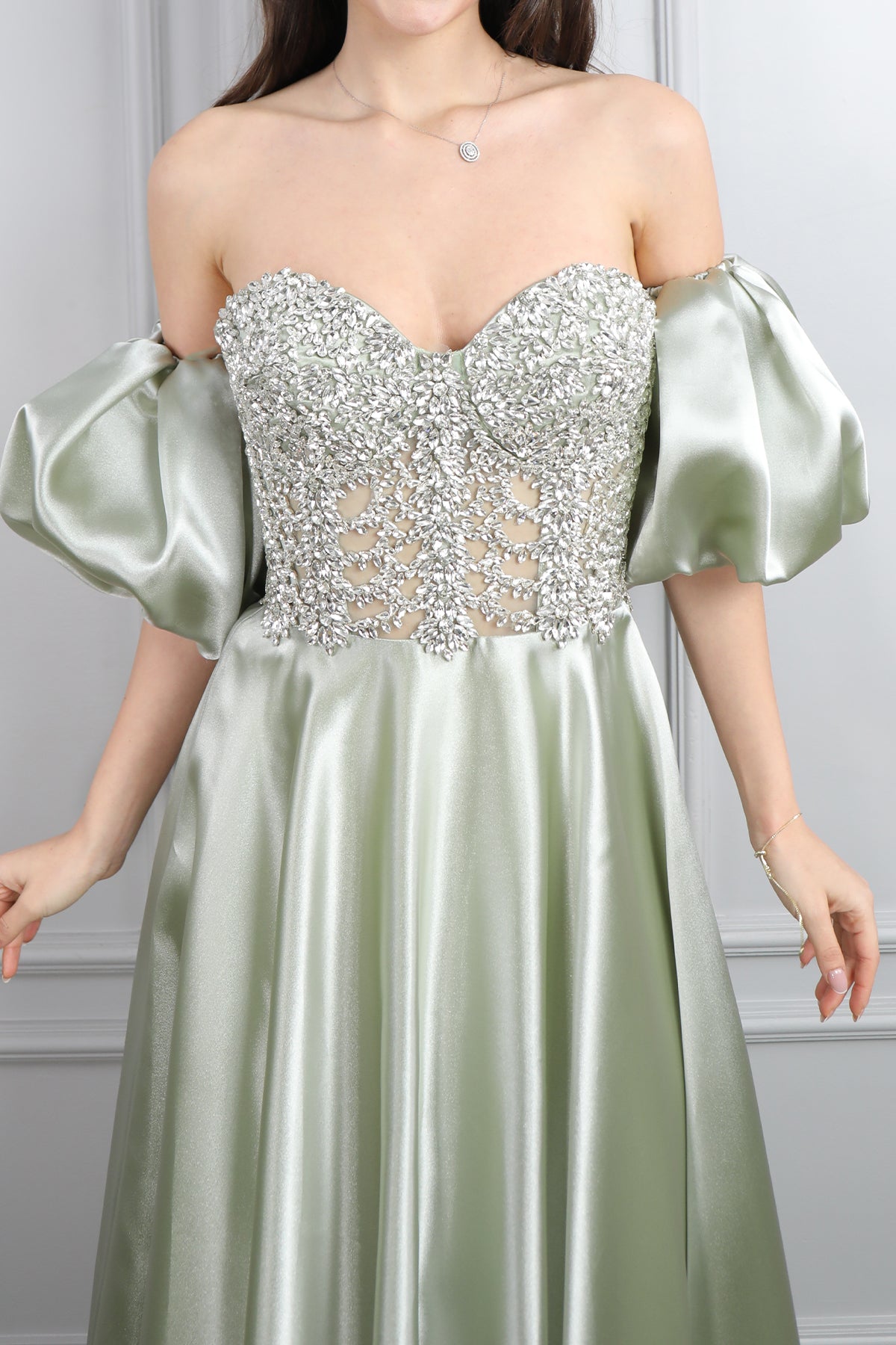 فستان سهرة ساتان سترابلس باكمام بالون وتطريزات كريستالية -اخضر
