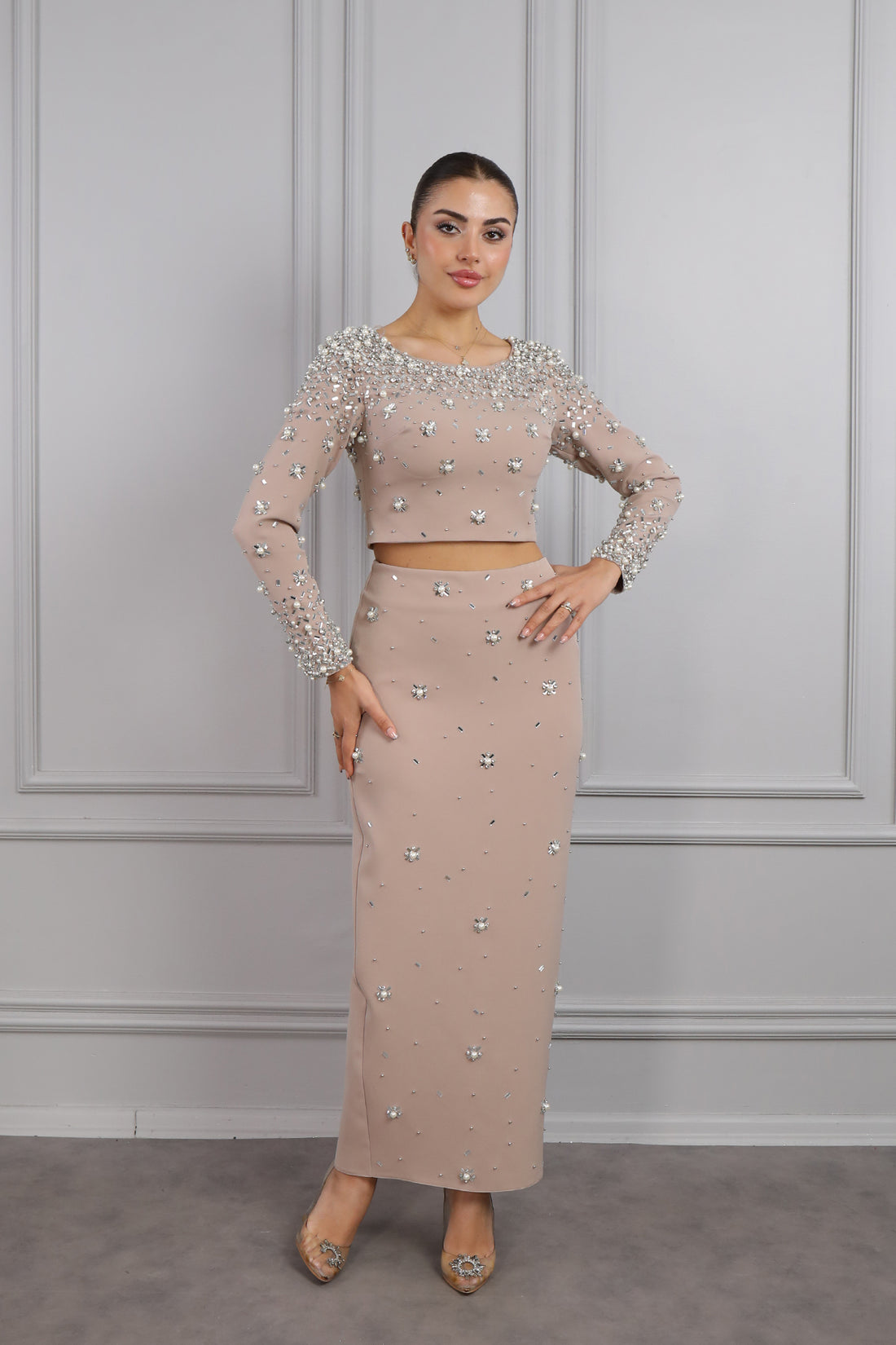 طقم تنورة وبلوزة بياقة بيضاوية مع تطريز بالحجارة واللؤلؤ -بيج