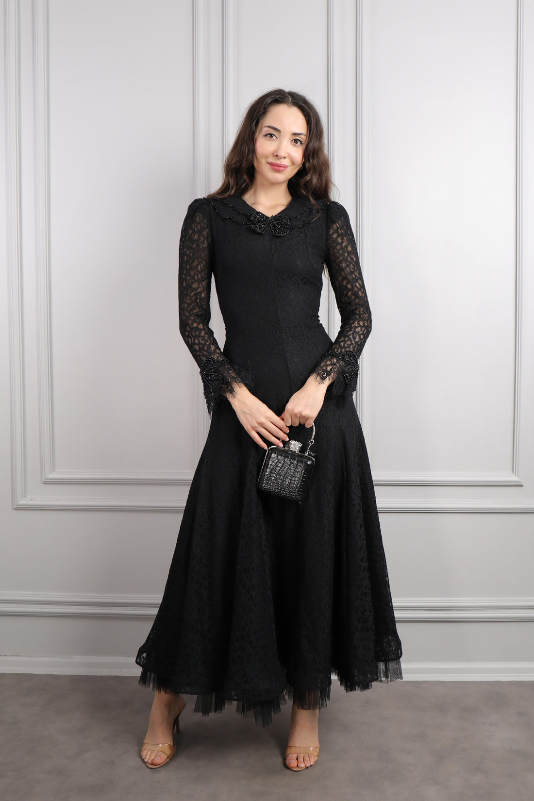 فستان دانتيل بياقة مزينة بالخرز واكسسوار شنطة -اسود